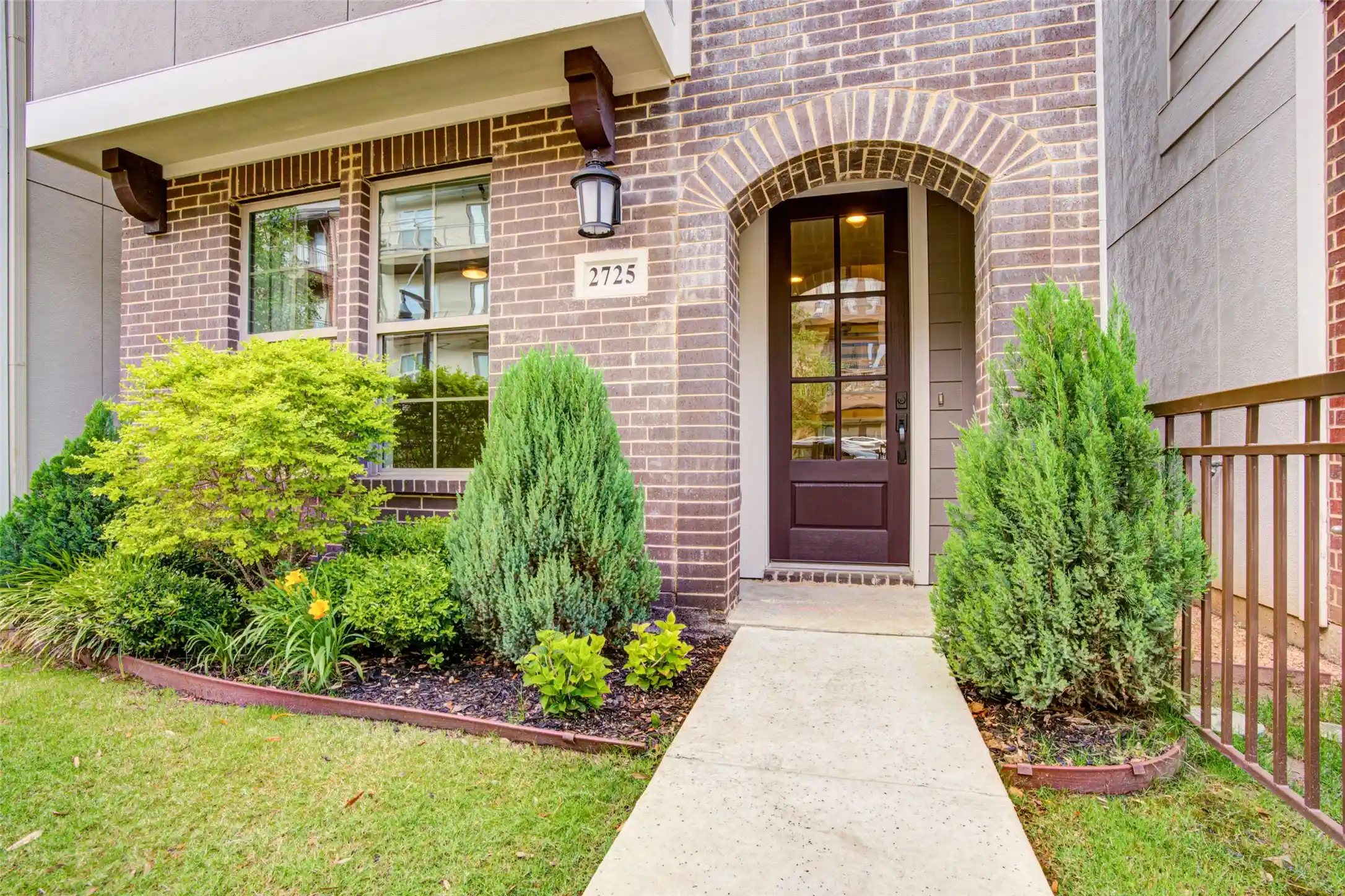 Photo 1 of Single family home for sale at 2725 Yellow Jasmine Ln, Dallas, TX 75212 | MLS# 21418473 | Listing updated on 2026-10-22