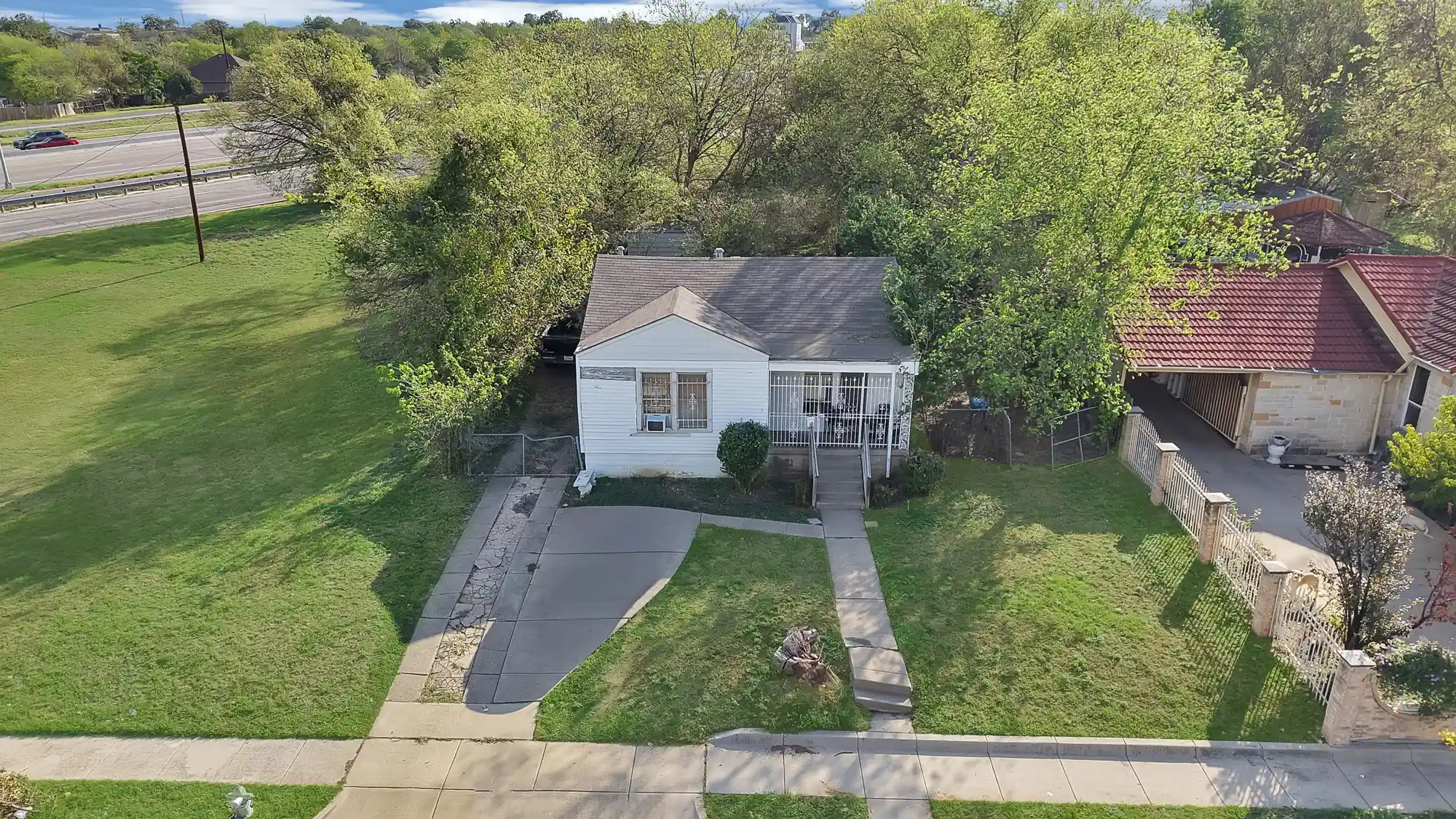 Photo 1 of Single family home for sale at 2813 S Wesleyan Dr, Fort Worth, TX 76105 | MLS# 21412004 | Listing updated on 2026-10-22