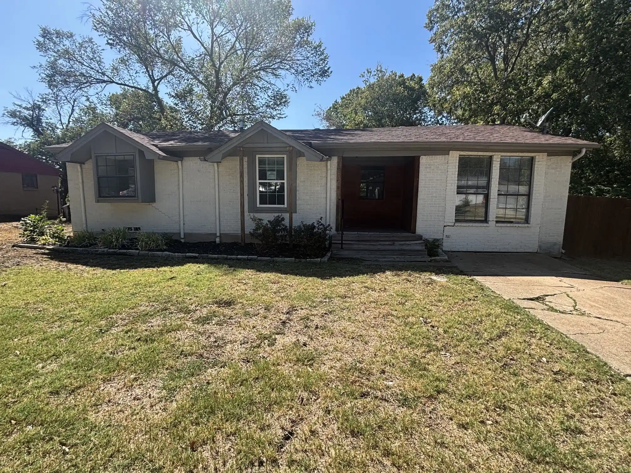 Single family home for sale at 1910 Meadow Ln, Arlington, TX 76010 | MLS# 21419231