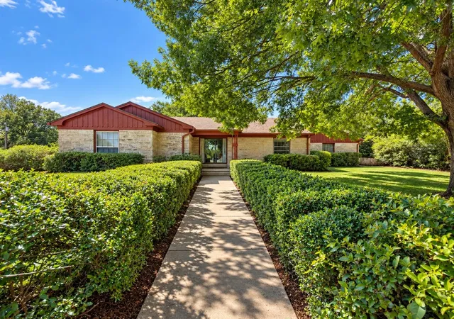 Photo 1 of Sale Pending at 2532 Glencrest Dr, Fort Worth, TX 76119 | MLS# 21419203 | Listing updated on 2026-10-30