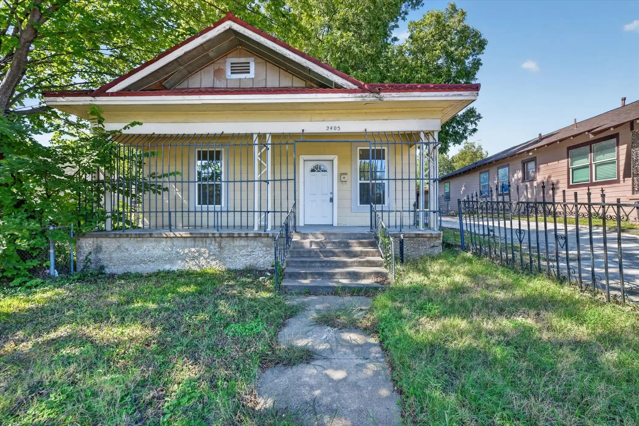 Photo 1 of Single family home for sale at 2405 Roosevelt Ave, Fort Worth, TX 76164 | MLS# 21417507 | Listing updated on 2026-10-24