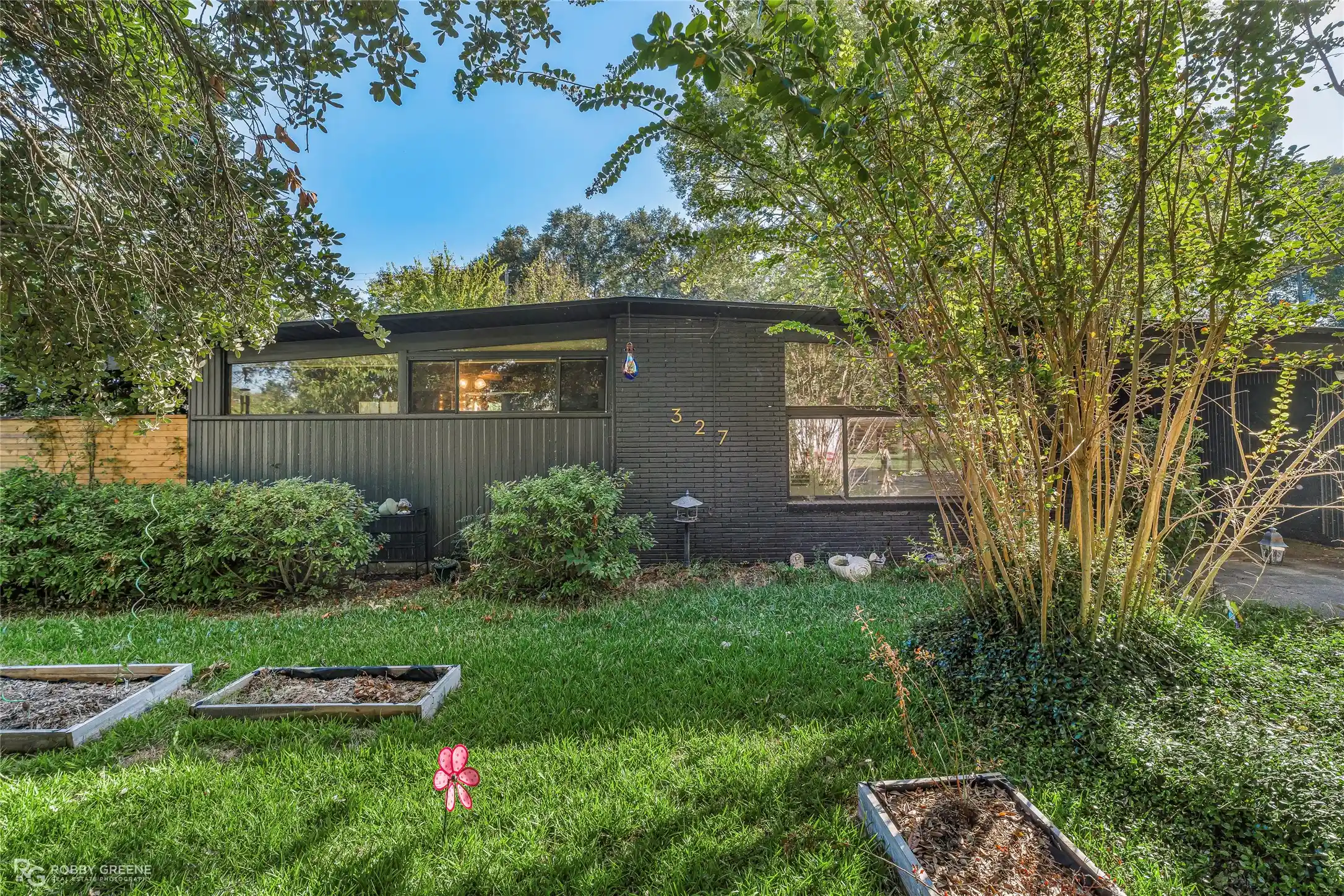 Photo 1 of Single family home for sale at 327 Meadowbrook Ln, Shreveport, LA 71105 | MLS# 21419529 | Listing updated on 2026-10-24