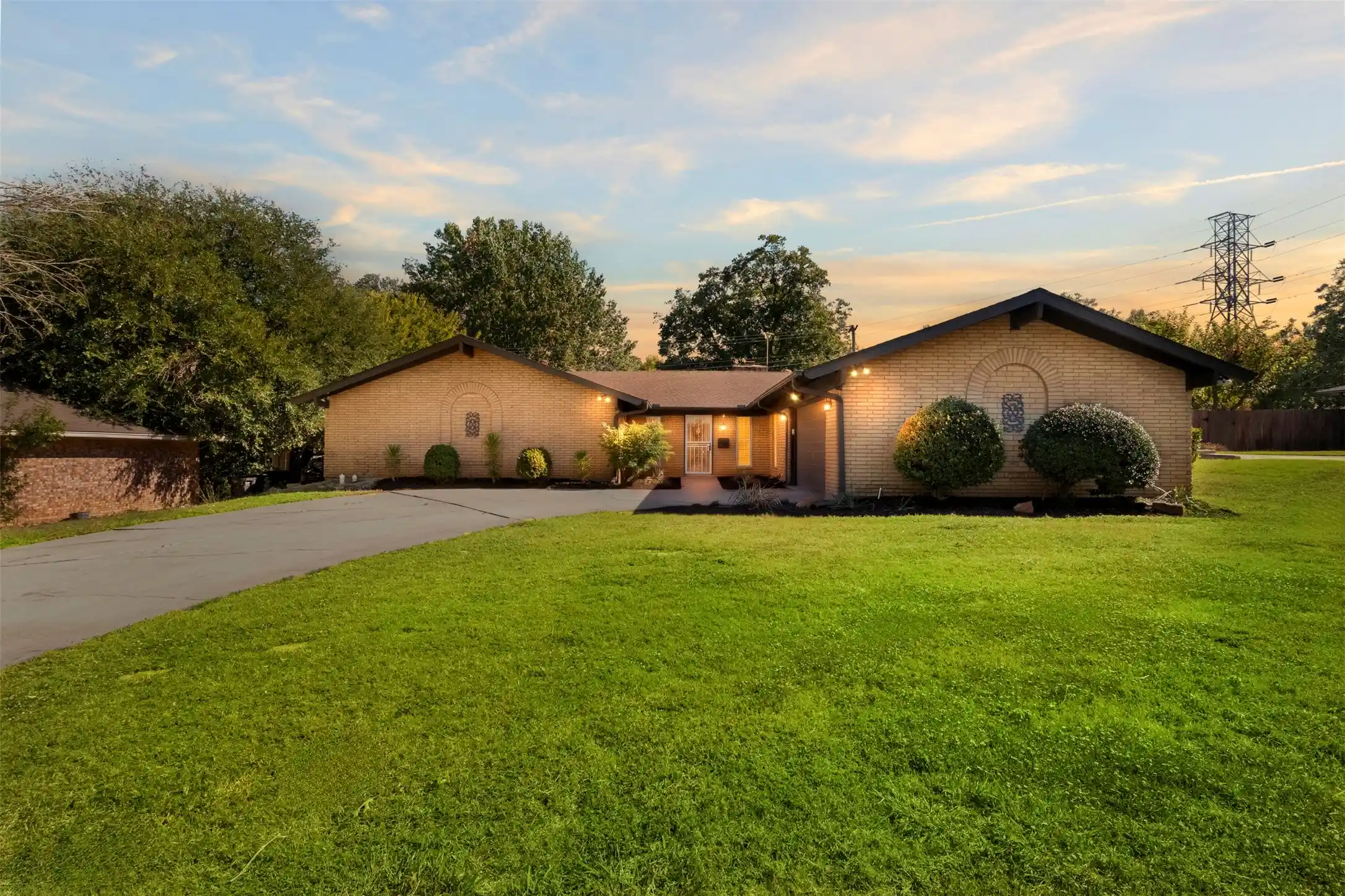 Photo 1 of Single family home for sale at 6313 Whitman Ave, Fort Worth, TX 76133 | MLS# 21419613 | Listing updated on 2026-10-27