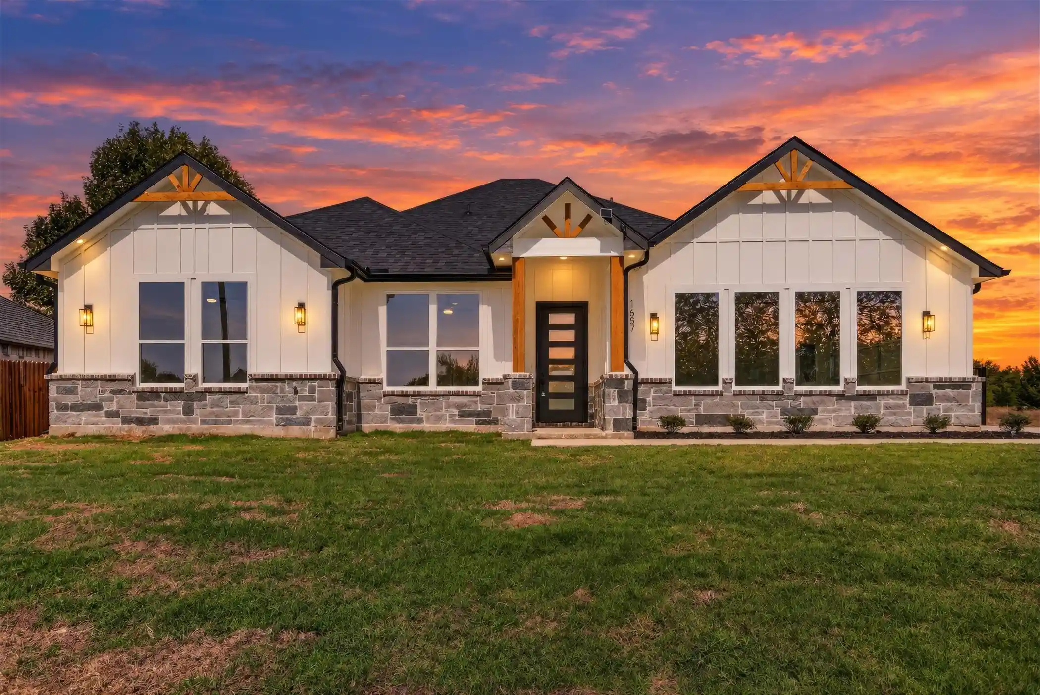 Single family home for sale at 1657 Brookview Dr, Lancaster, TX 75146 | MLS# 21419747