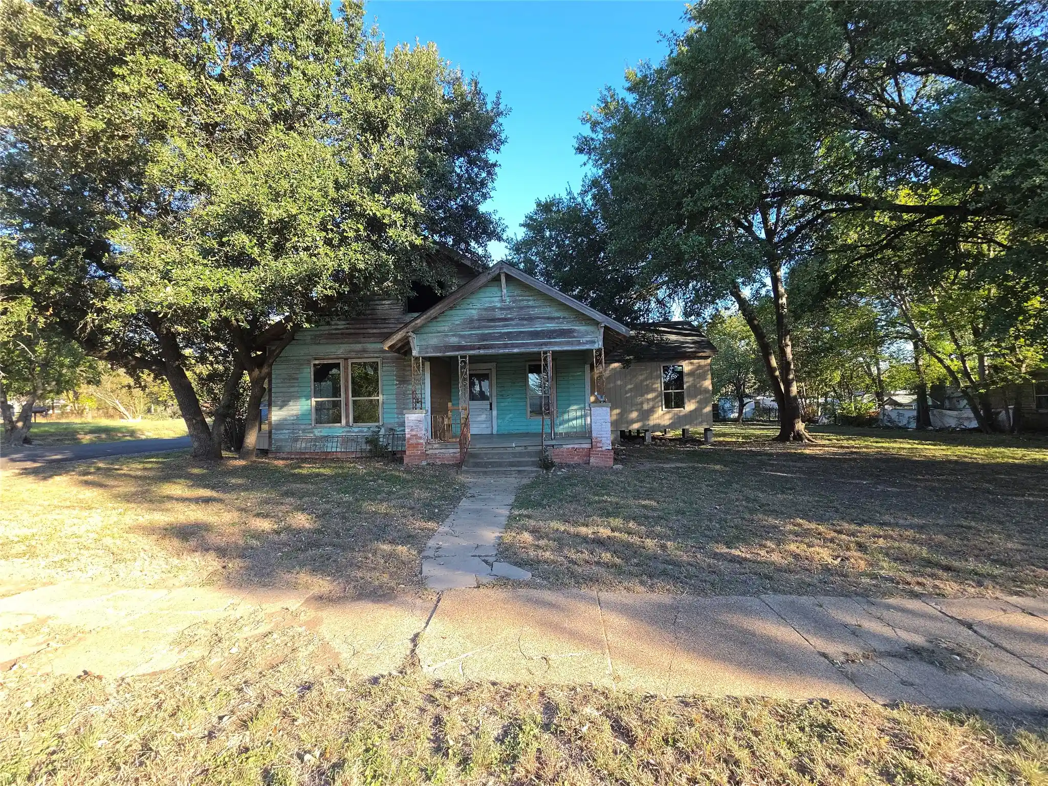 Single family home for sale at 401 E Hopkins St, Mexia, TX 76667 | MLS# 21418263