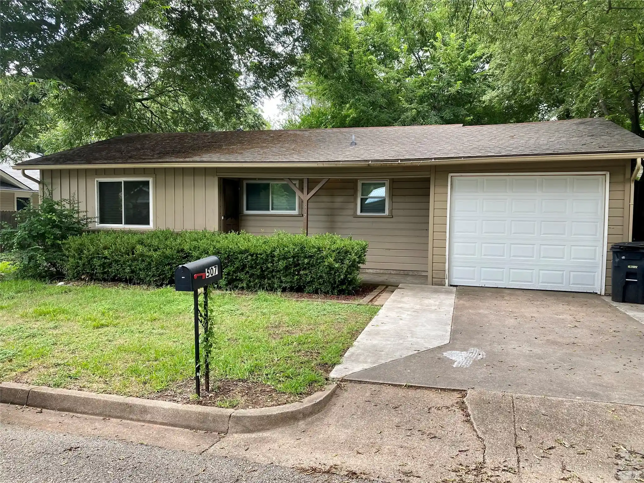 Photo 1 of Single family home for sale at 507 W Smith St, Cleburne, TX 76033 | MLS# 21419721 | Listing updated on 2026-10-30