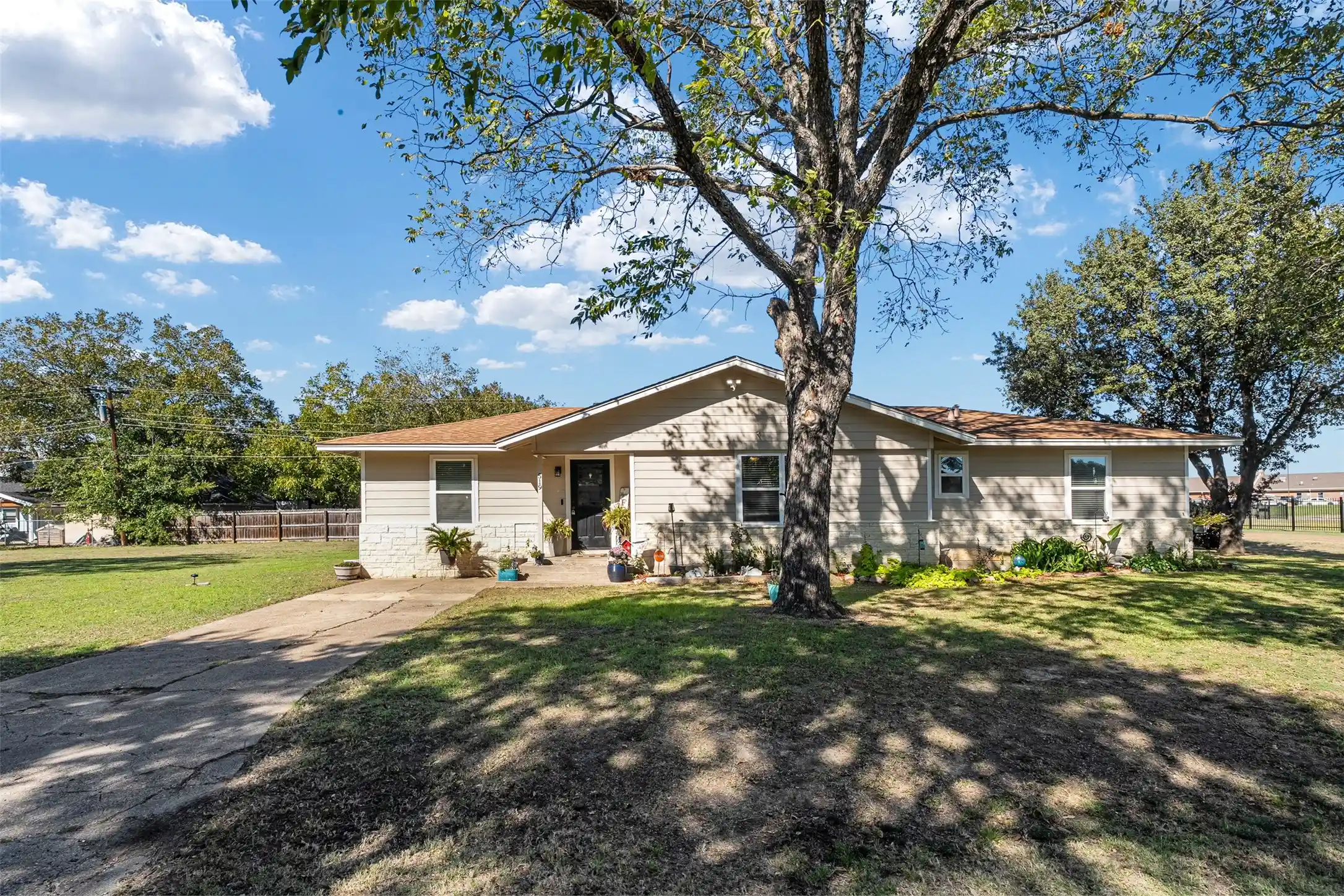 Single family home for sale at 519 Mae Dr, Mabank, TX 75147 | MLS# 21417414