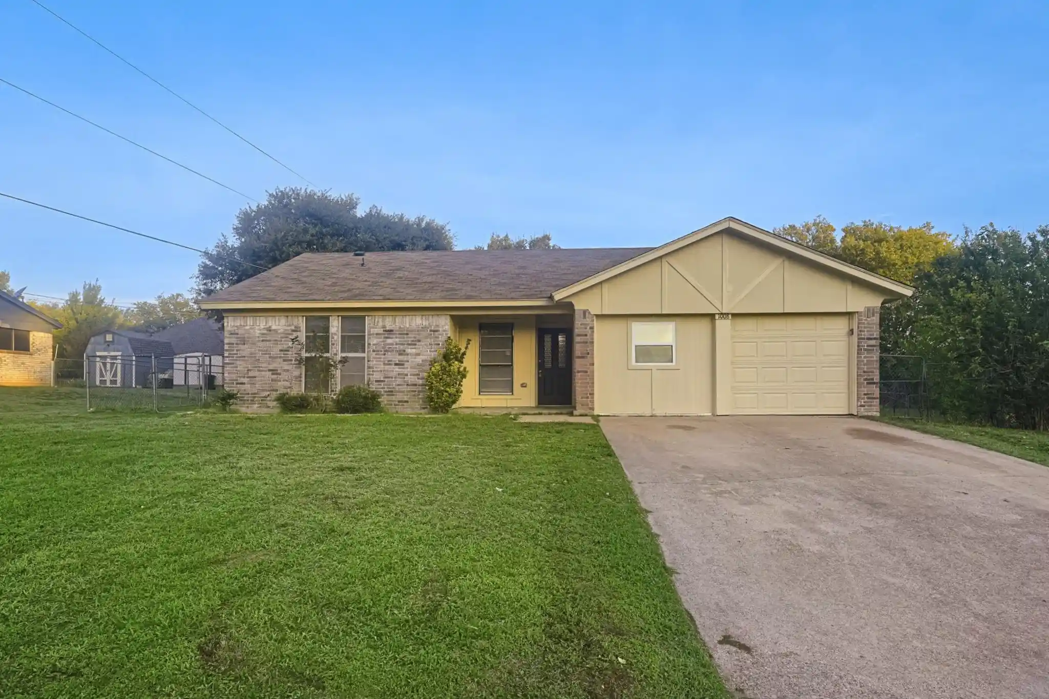 Photo 1 of Single family home for sale at 1008 Ivanhoe St, Cleburne, TX 76033 | MLS# 21368610 | Listing updated on 2026-10-27