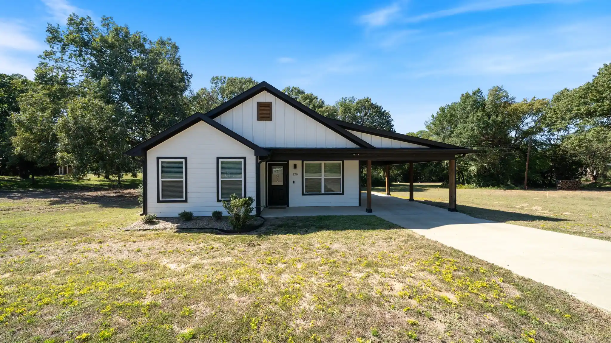 Single family home for sale at 128 Crestwood Dr, Mabank, TX 75156 | MLS# 21413948