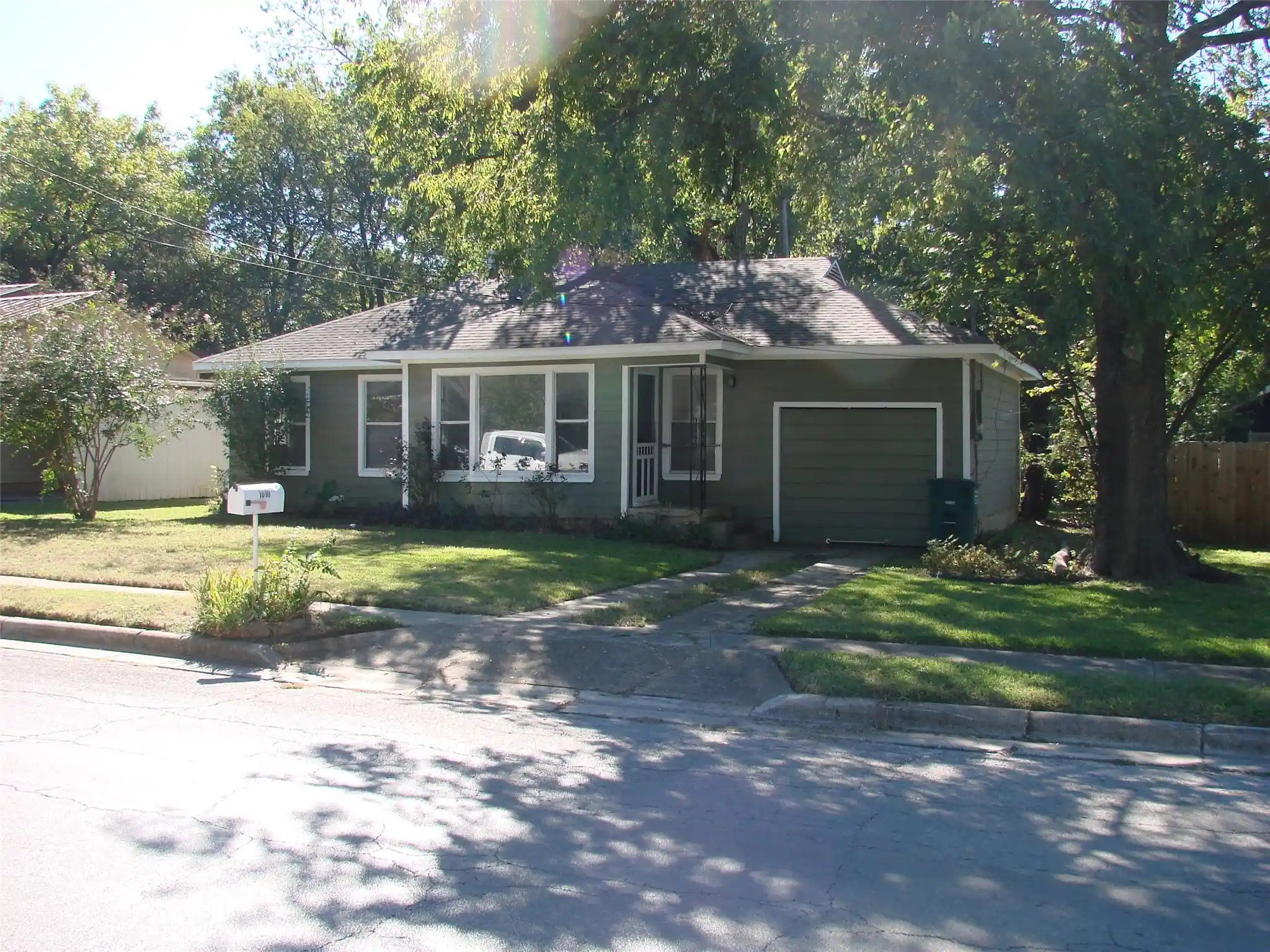 Photo 1 of Single family home for sale at 1010 Moss St, Gainesville, TX 76240 | MLS# 21417146 | Listing updated on 2026-10-29