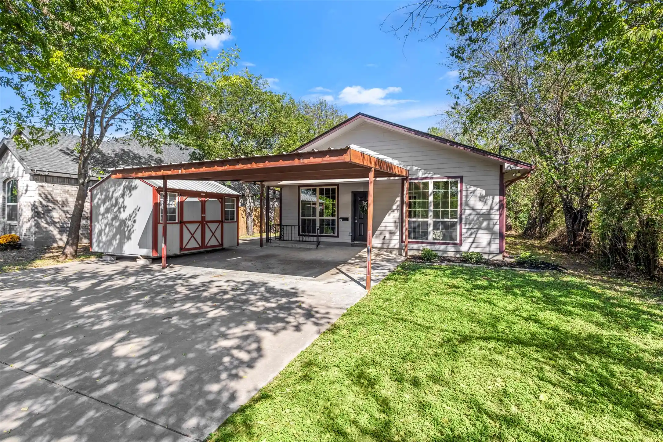 Single family home for sale at 810 S Sherman St, Ennis, TX 75119 | MLS# 21420738
