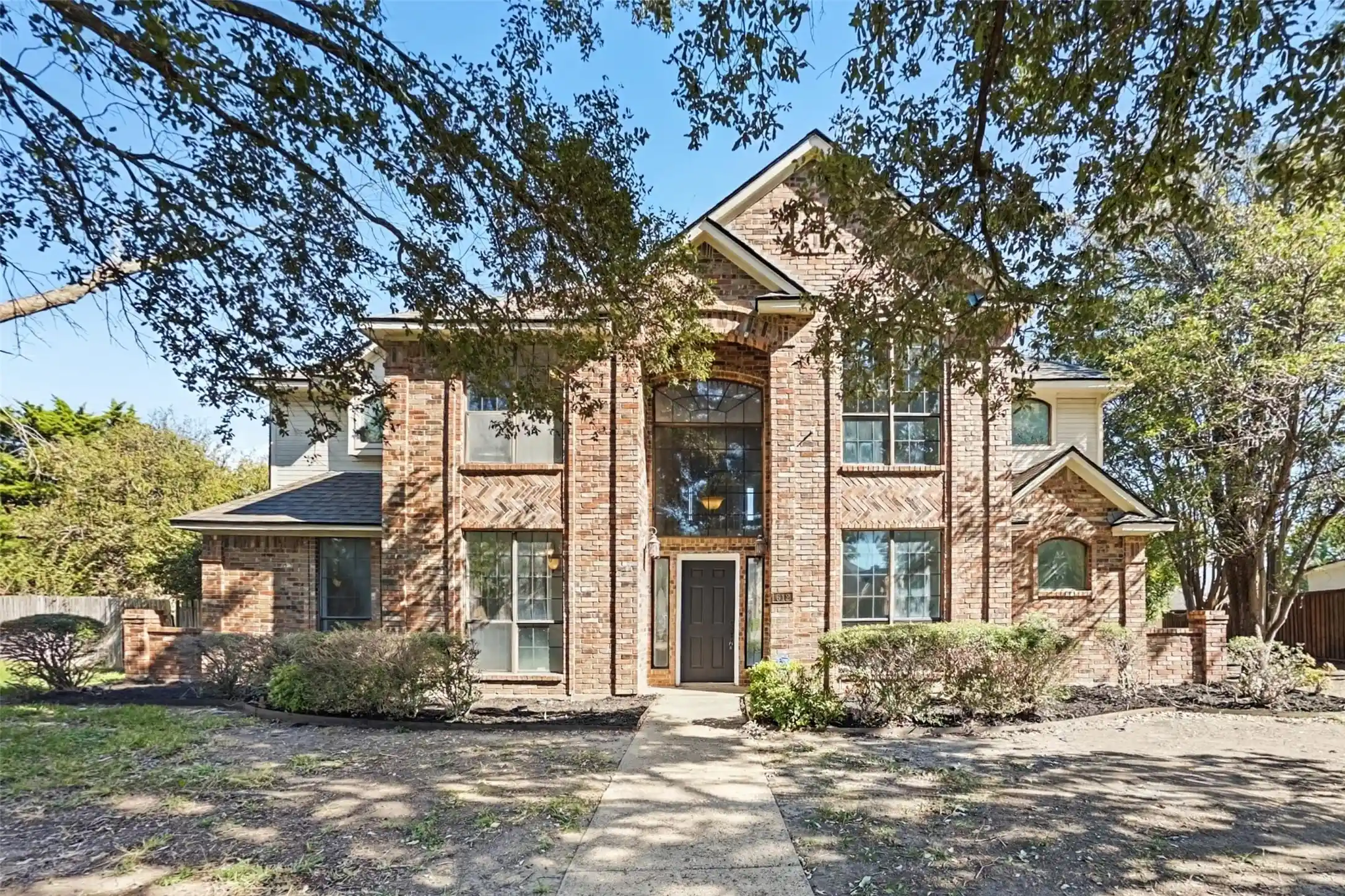 Photo 1 of Single family home for sale at 612 N Silver Crk Cir, De Soto, TX 75115 | MLS# 21421281 | Listing updated on 2026-10-27