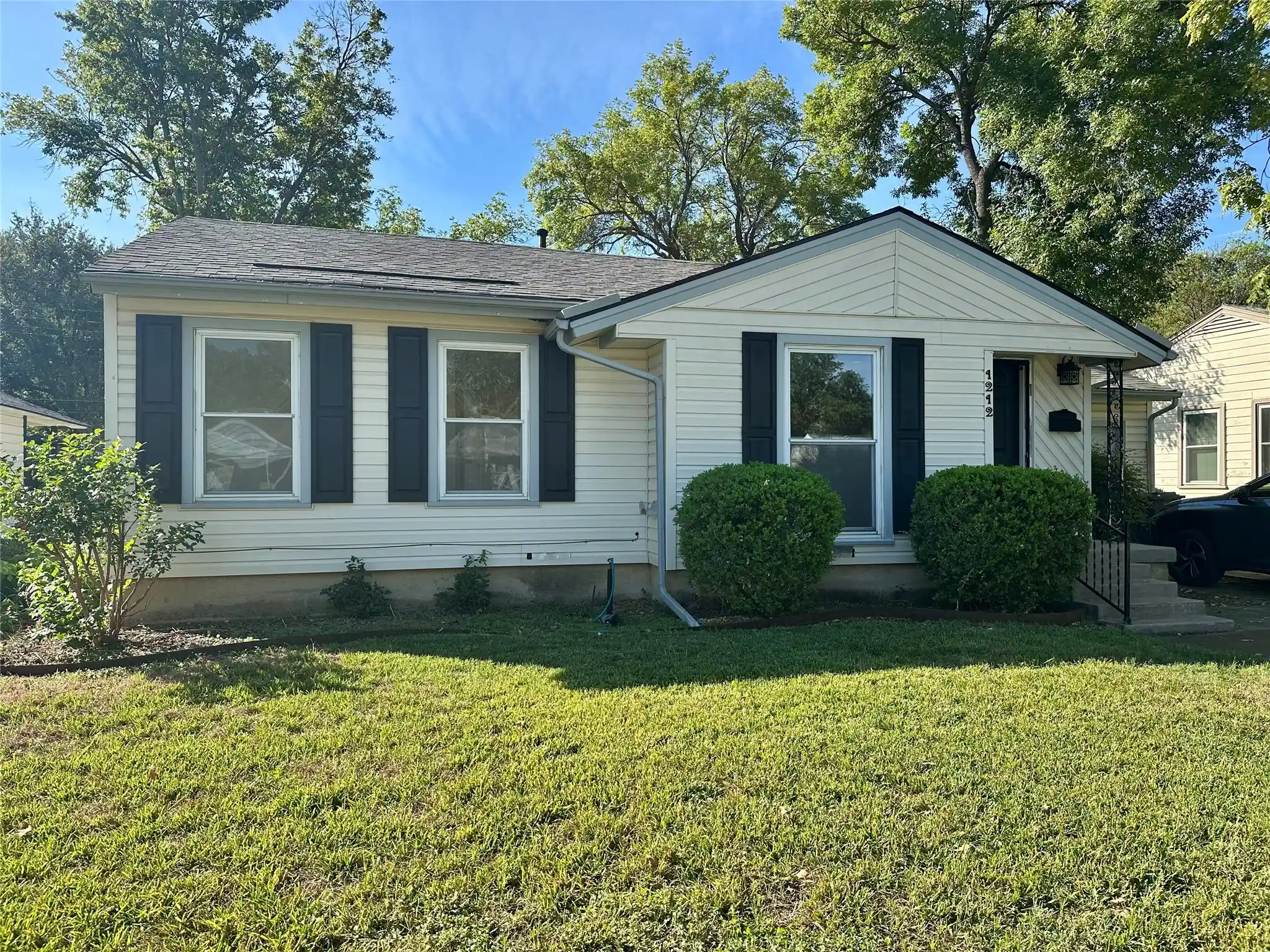 Photo 1 of Single family home for sale at 1212 Britt Dr, Arlington, TX 76013 | MLS# 21421441 | Listing updated on 2026-10-27