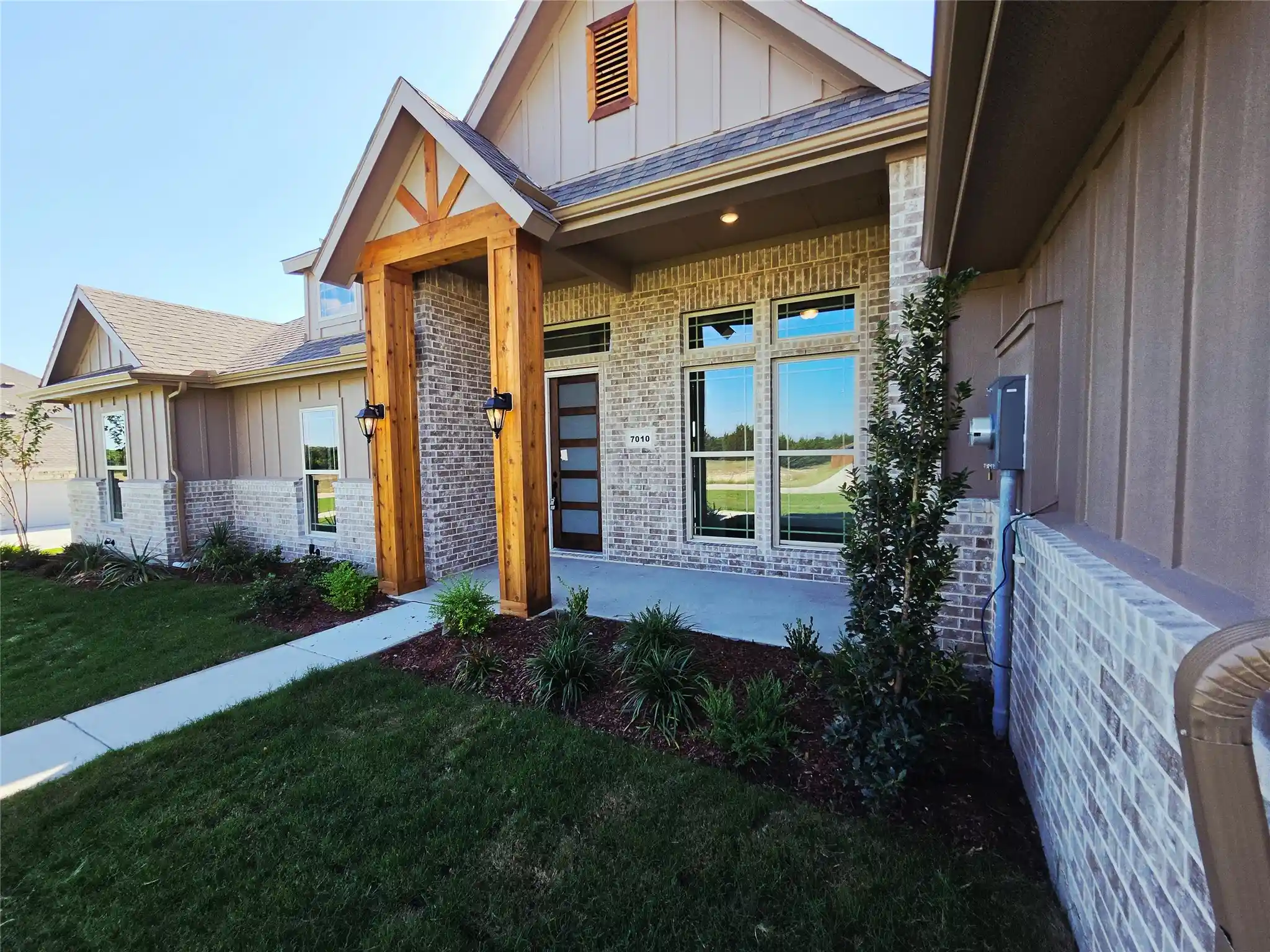 Photo 1 of Single family home for sale at 7010 Hayes Rd, Midlothian, TX 76065 | MLS# 21421750 | Listing updated on 2026-10-28