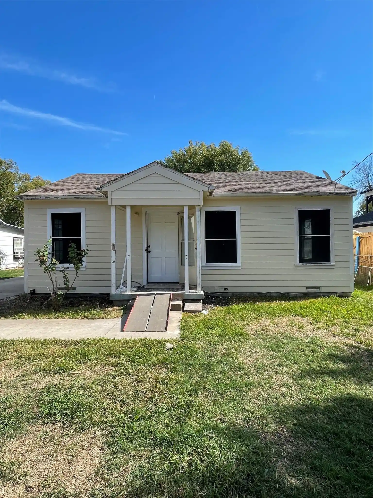 Single family home for sale at 816 Carbona Dr, Dallas, TX 75217 | MLS# 21421344