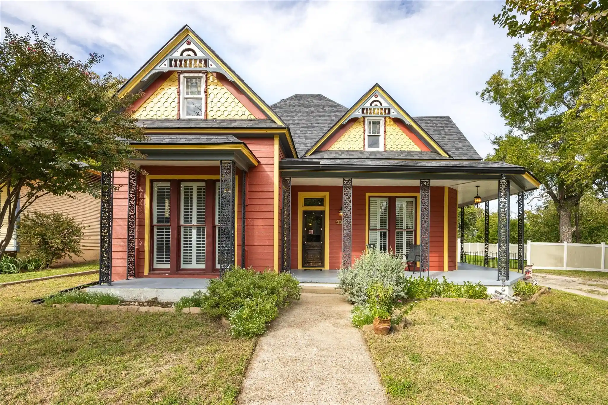 Photo 1 of Single family home for sale at 418 W Water St, Weatherford, TX 76086 | MLS# 21420283 | Listing updated on 2026-10-28