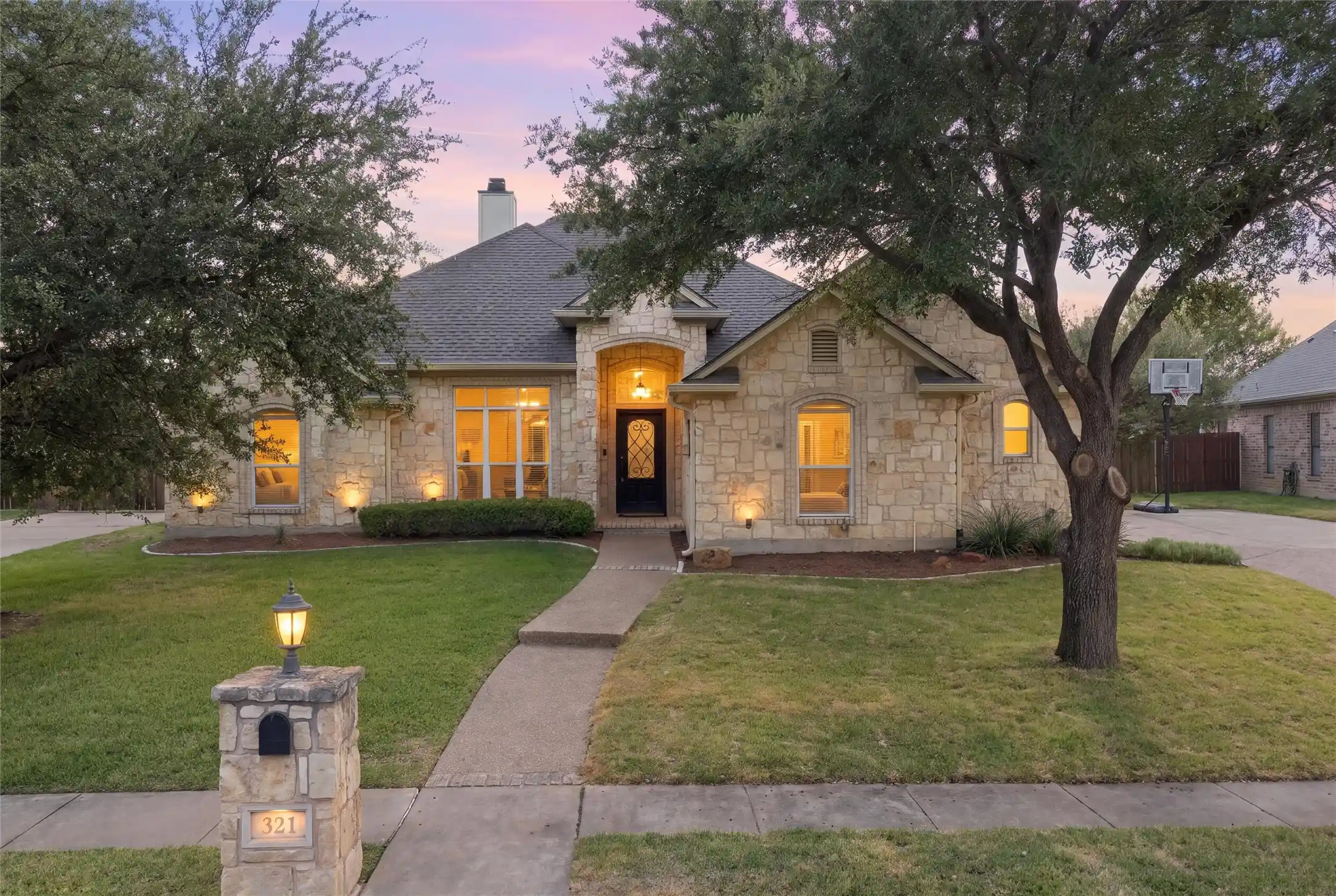 Photo 1 of Single family home for sale at 321 Canterbury Rd, Woodway, TX 76712 | MLS# 21416549 | Listing updated on 2026-10-29