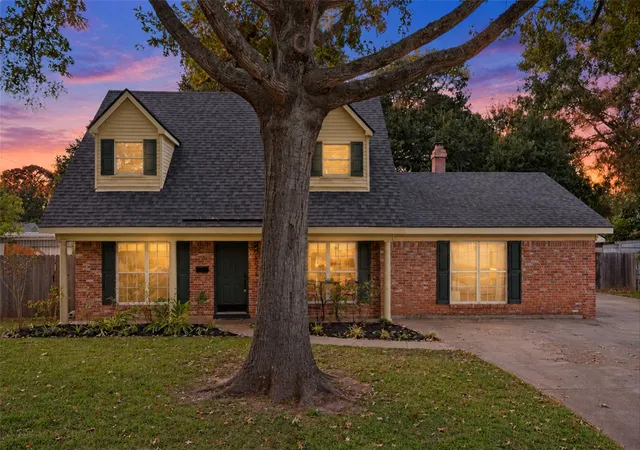 Single family home for sale at 6014 Woodbine Cir, Shreveport, LA 71105 | MLS# 21420740