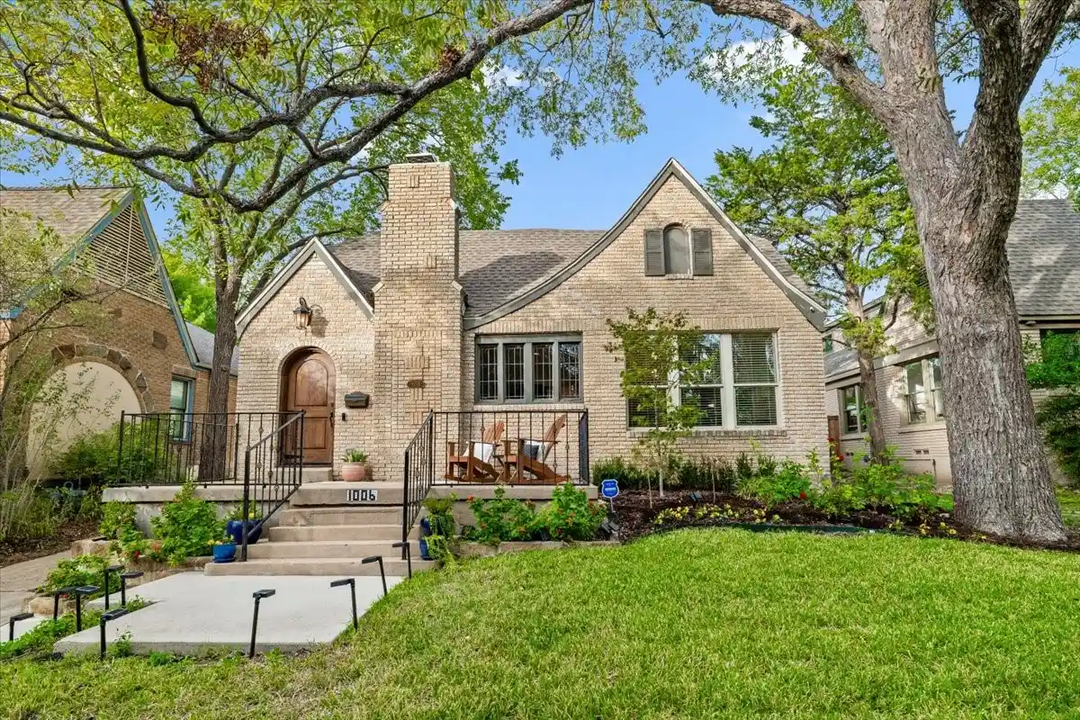 Single family home for sale at 1006 Cordova St, Dallas, TX 75223 | MLS# 21422415