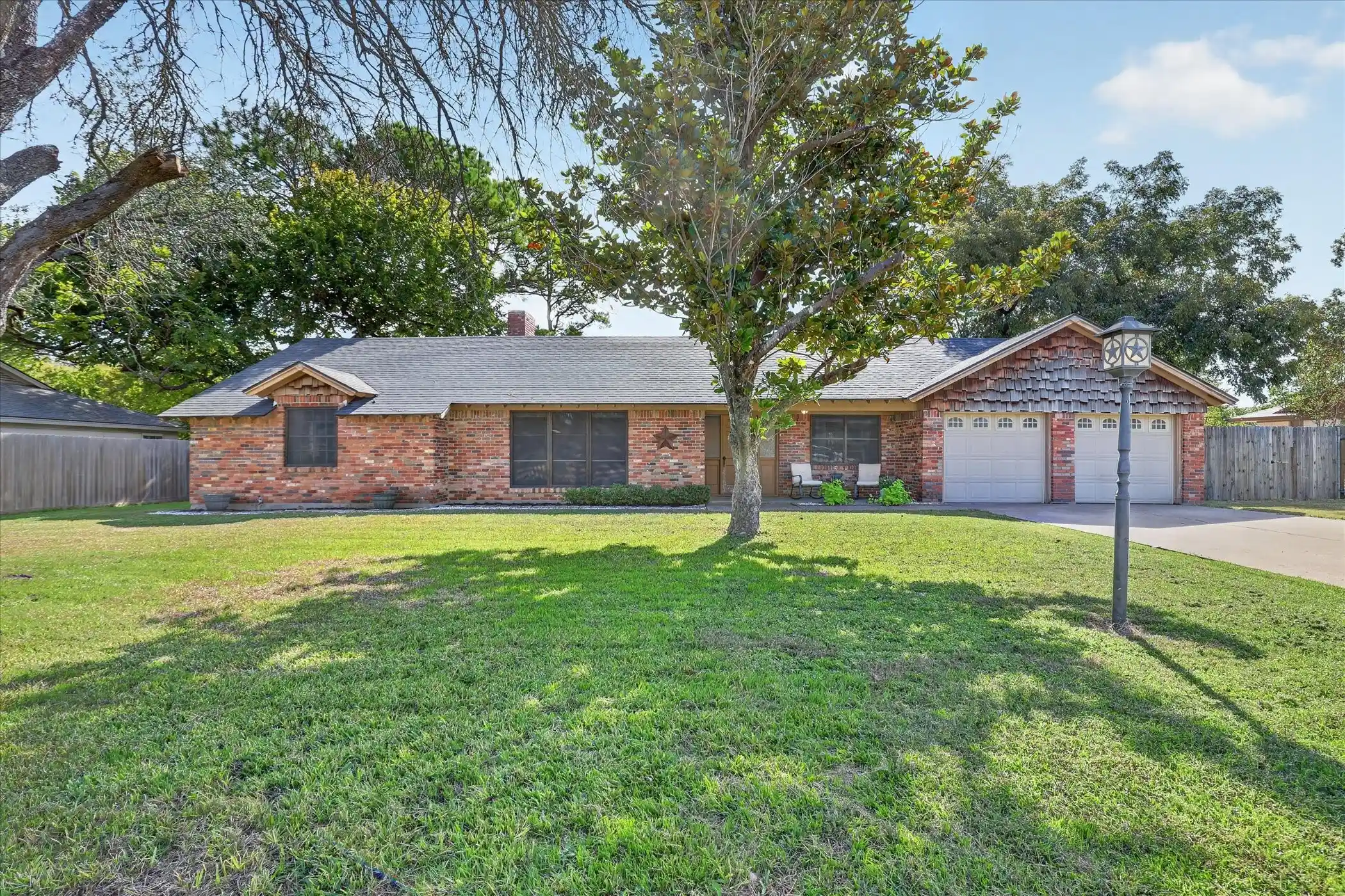 Photo 1 of Single family home for sale at 1215 Crestwood Dr, Cleburne, TX 76033 | MLS# 21421837 | Listing updated on 2026-10-29