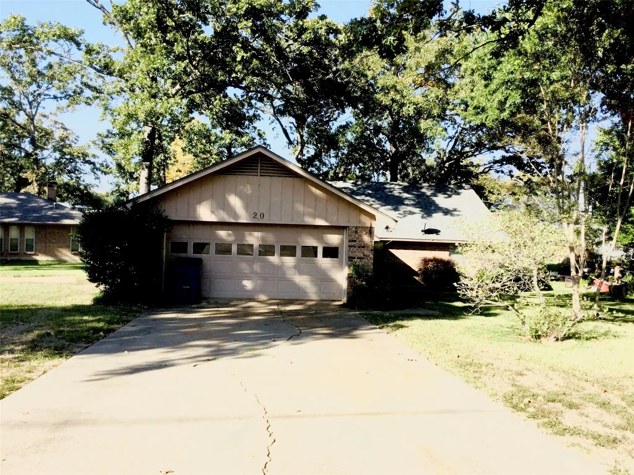 Photo 1 of Single family home for sale at 20 Crescent Dr, Malakoff, TX 75148 | MLS# 21422923 | Listing updated on 2026-10-29