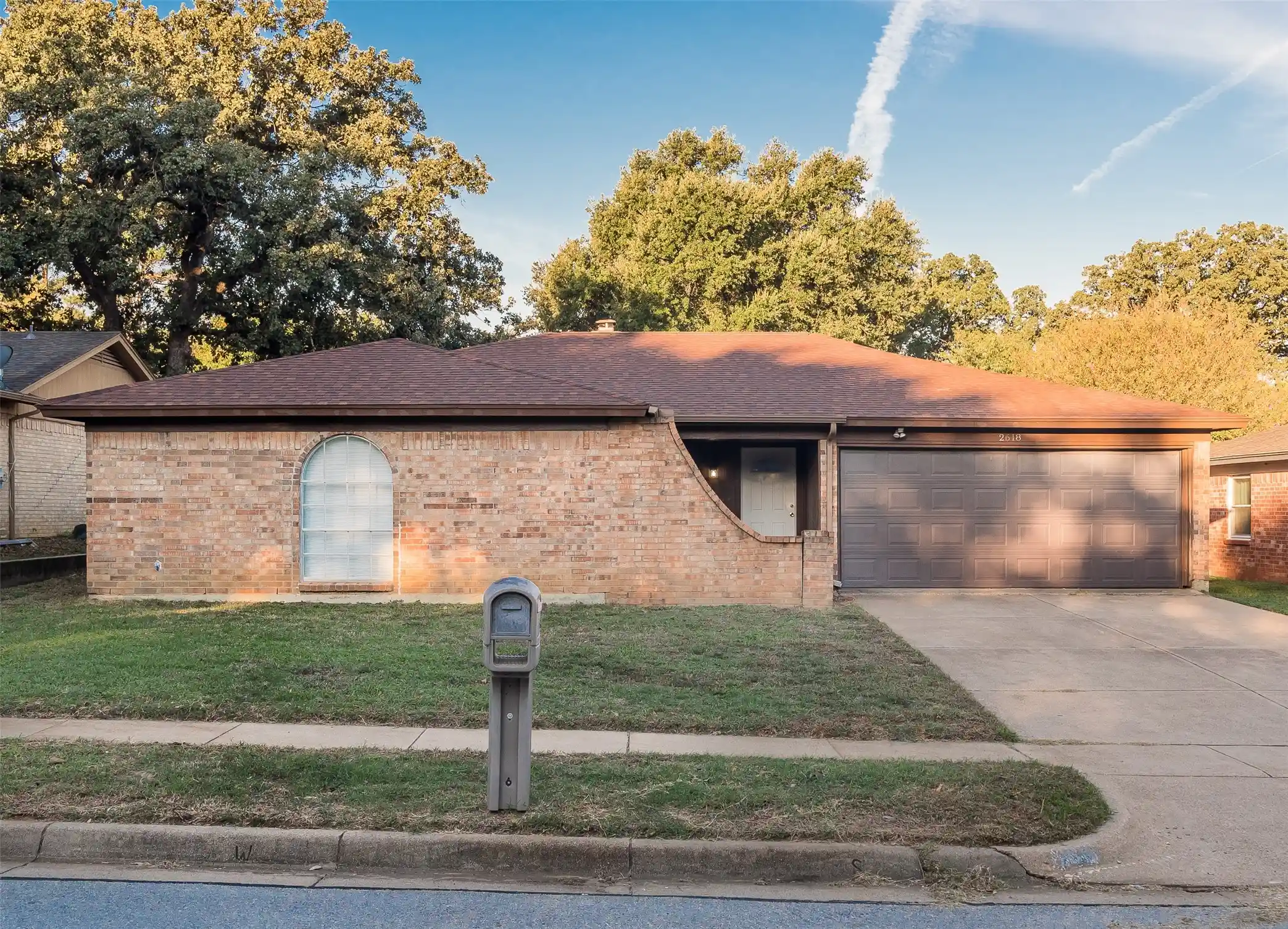 Photo 1 of Single family home for sale at 2618 Colleen Dr, Arlington, TX 76016 | MLS# 21422418 | Listing updated on 2026-10-29