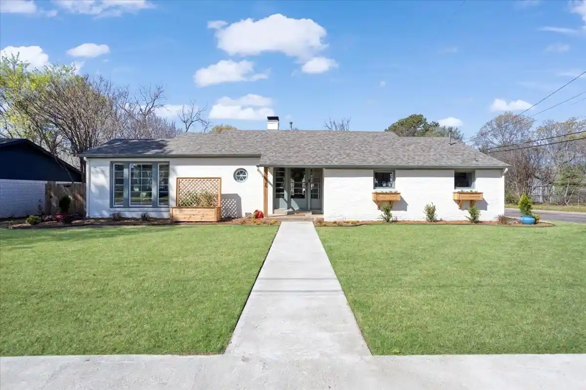 Photo 1 of Single family home for sale at 1526 N Lockhart St, Sherman, TX 75092 | MLS# 21422807 | Listing updated on 2026-10-29