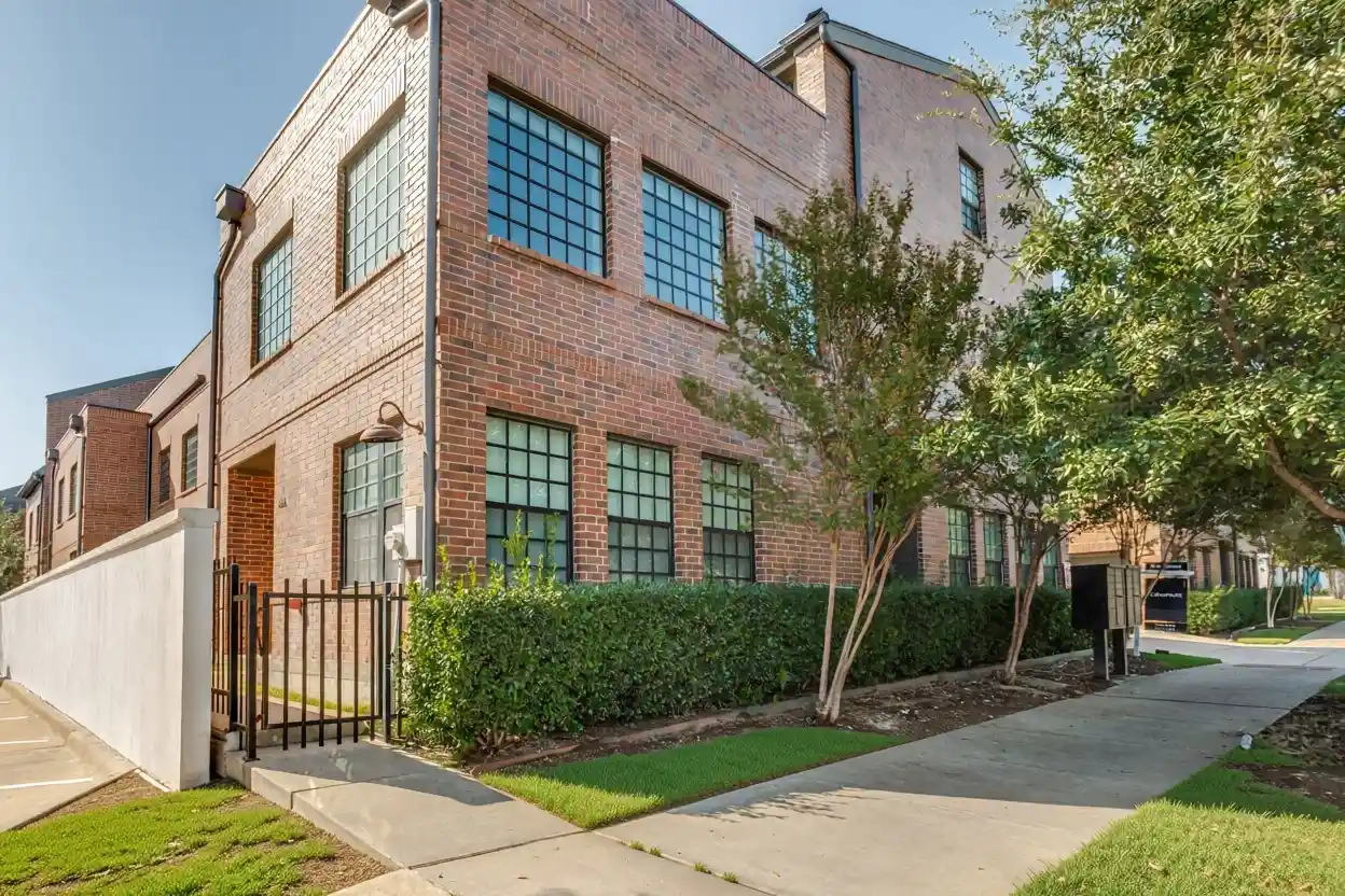 Single family home for sale at 614 Finley Ct, Dallas, TX 75208 | MLS# 21421908