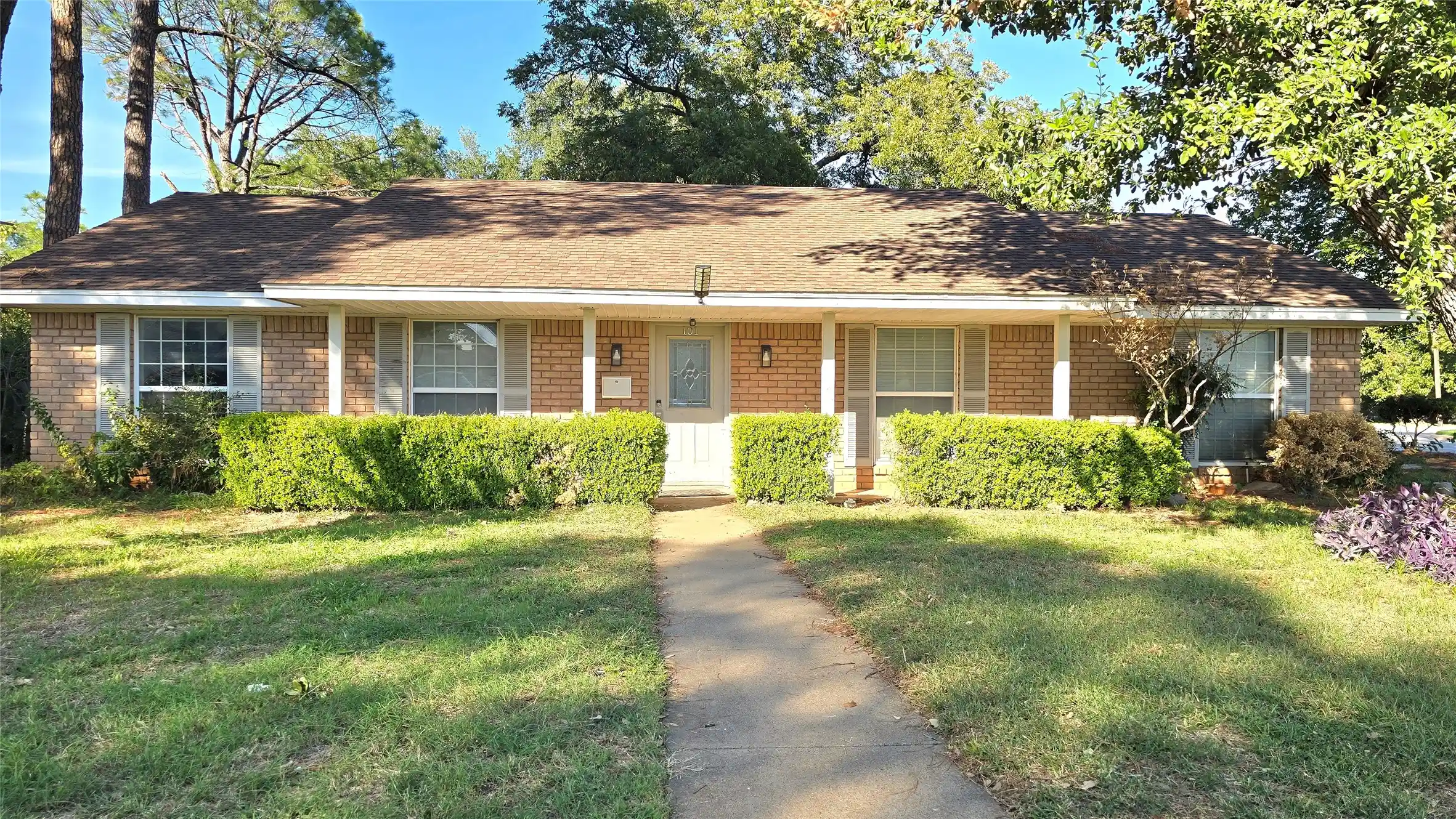 Single family home for sale at 101 W Lilly Ln, Arlington, TX 76010 | MLS# 21423077