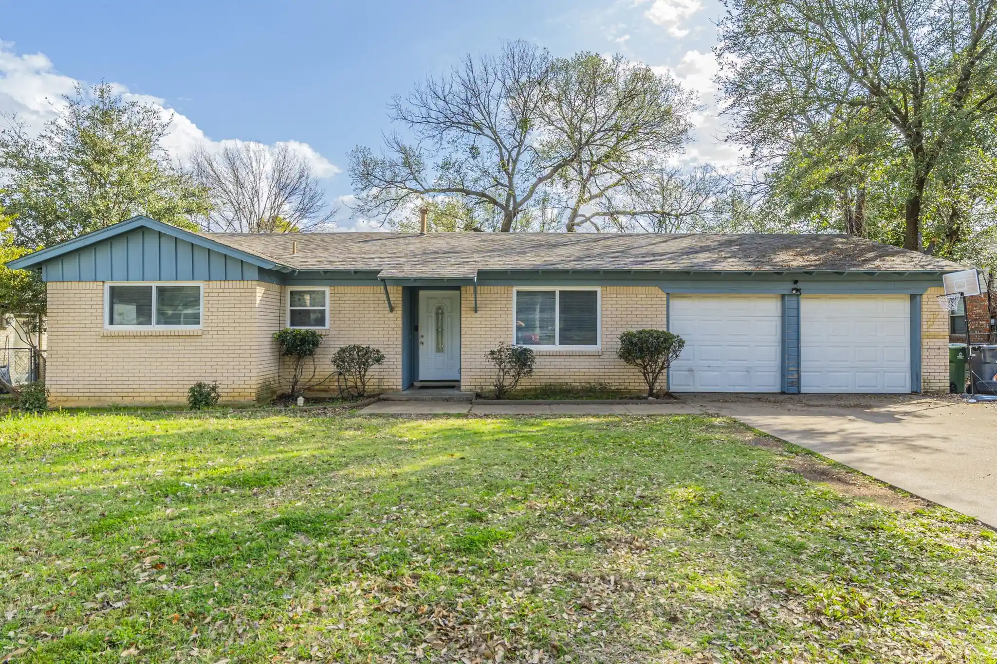 Single family home for sale at 504 Lynda Ln, Arlington, TX 76010 | MLS# 21423149
