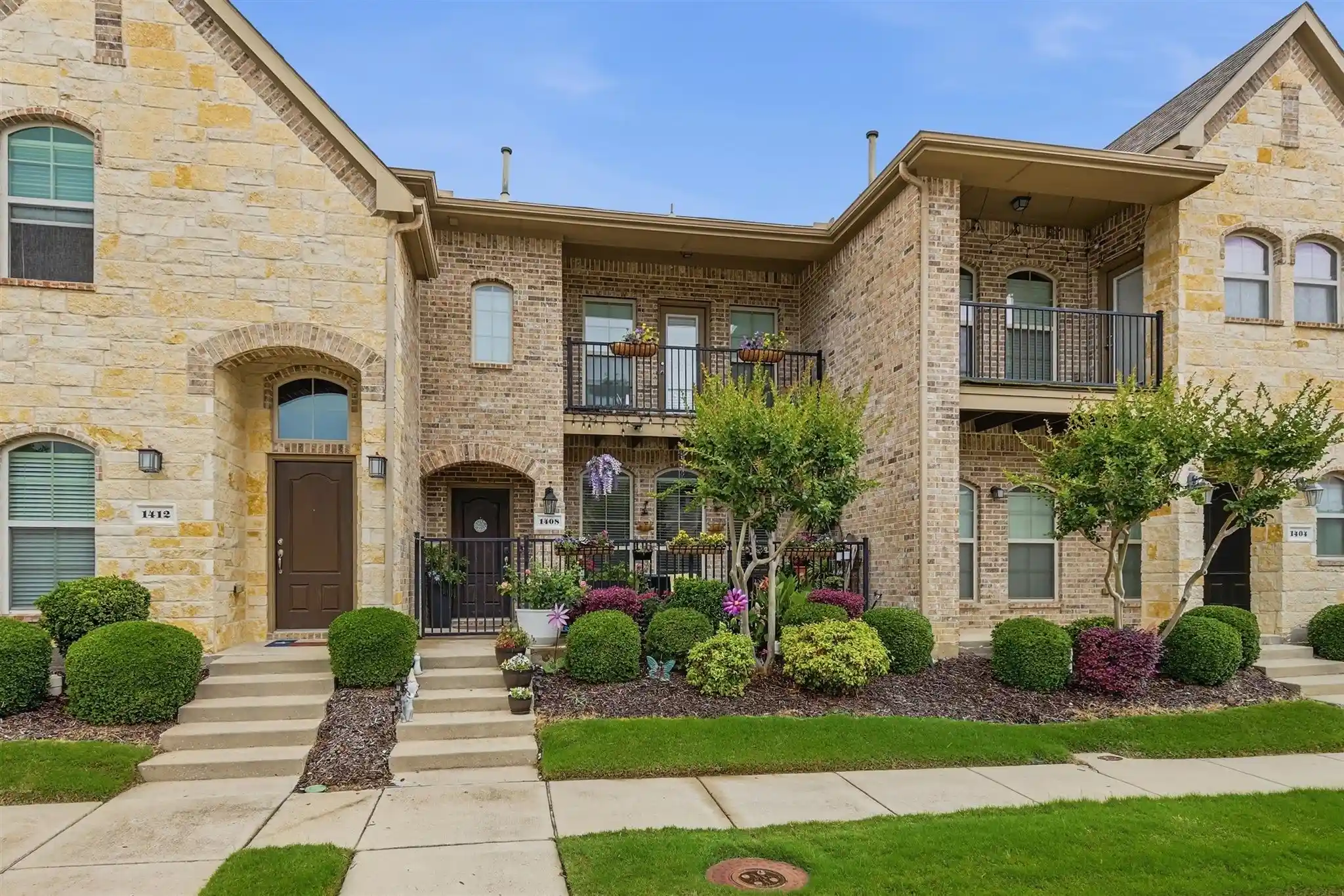 Townhouse for sale at 1408 Arapaho Dr, Carrollton, TX 75010 | MLS# 21422409