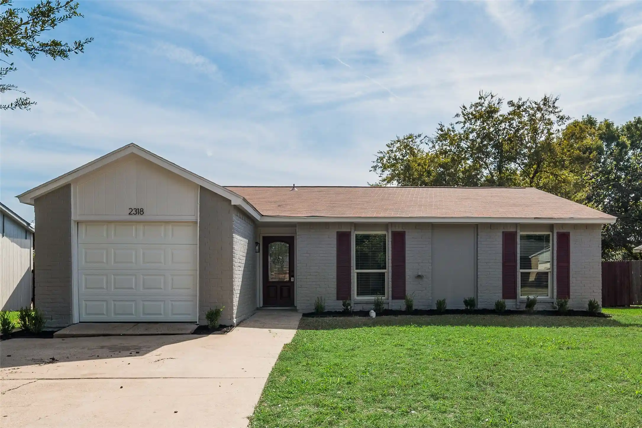 Photo 1 of Single family home for sale at 2318 Idlewood Dr, Arlington, TX 76014 | MLS# 21423188 | Listing updated on 2026-10-29