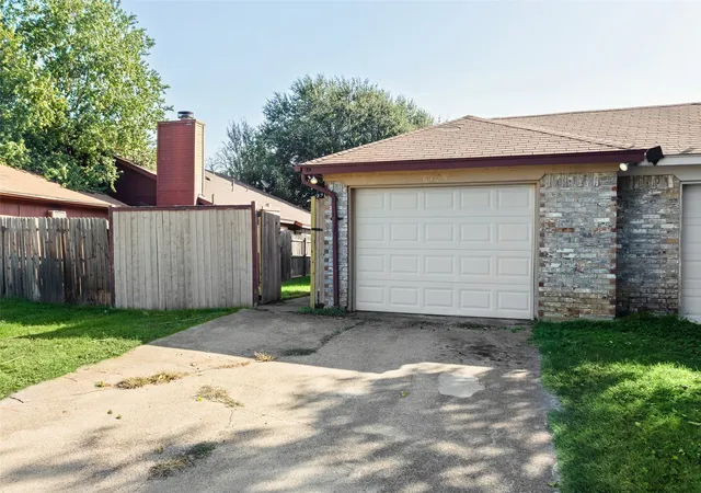 Photo 2 of Townhouse for sale at 6725 S Creek Dr, Fort Worth, TX 76133 | MLS# 21420956 | Listing updated on 2026-10-30