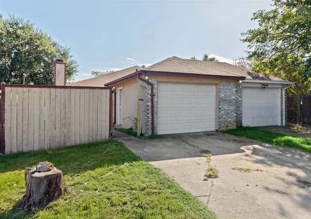 Photo 3 of Townhouse for sale at 6725 S Creek Dr, Fort Worth, TX 76133 | MLS# 21420956 | Listing updated on 2026-10-30
