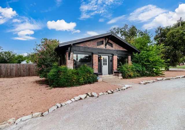 Photo 1 of Single family home for sale at 617 N Bridge St, Brady, TX 76825 | MLS# 21416098 | Listing updated on 2026-10-30