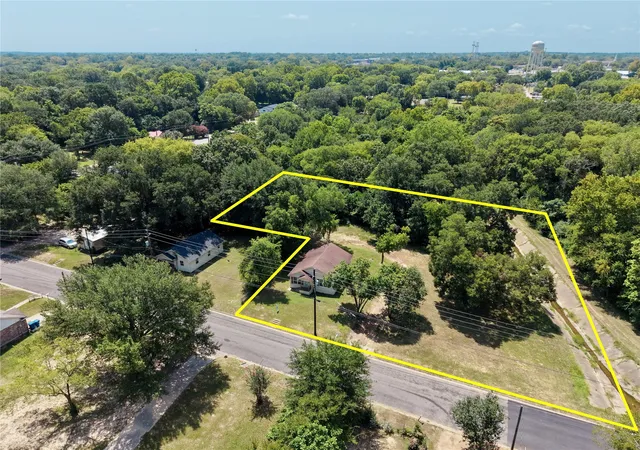 Single family home for sale at 506 Edmonson St, Athens, TX 75751 | MLS# 21420768