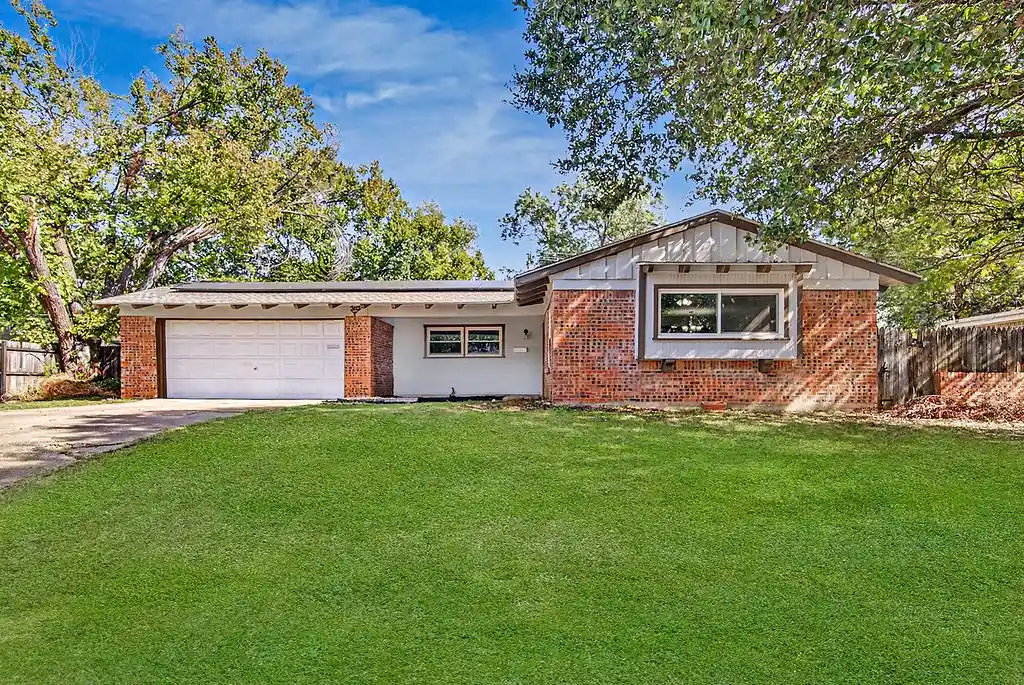 Single family home for sale at 3113 Chisholm Trl, Fort Worth, TX 76116 | MLS# 21422897