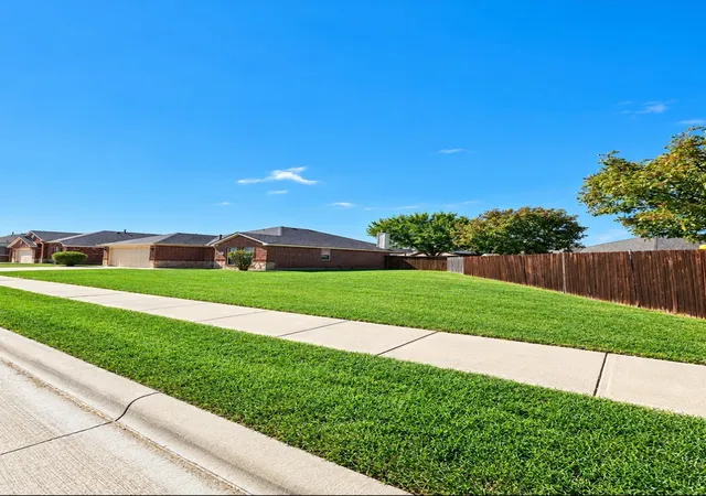 Photo 2 of Single family home for sale at 920 Marist Dr, Fort Worth, TX 76120 | MLS# 21420098 | Listing updated on 2026-10-30