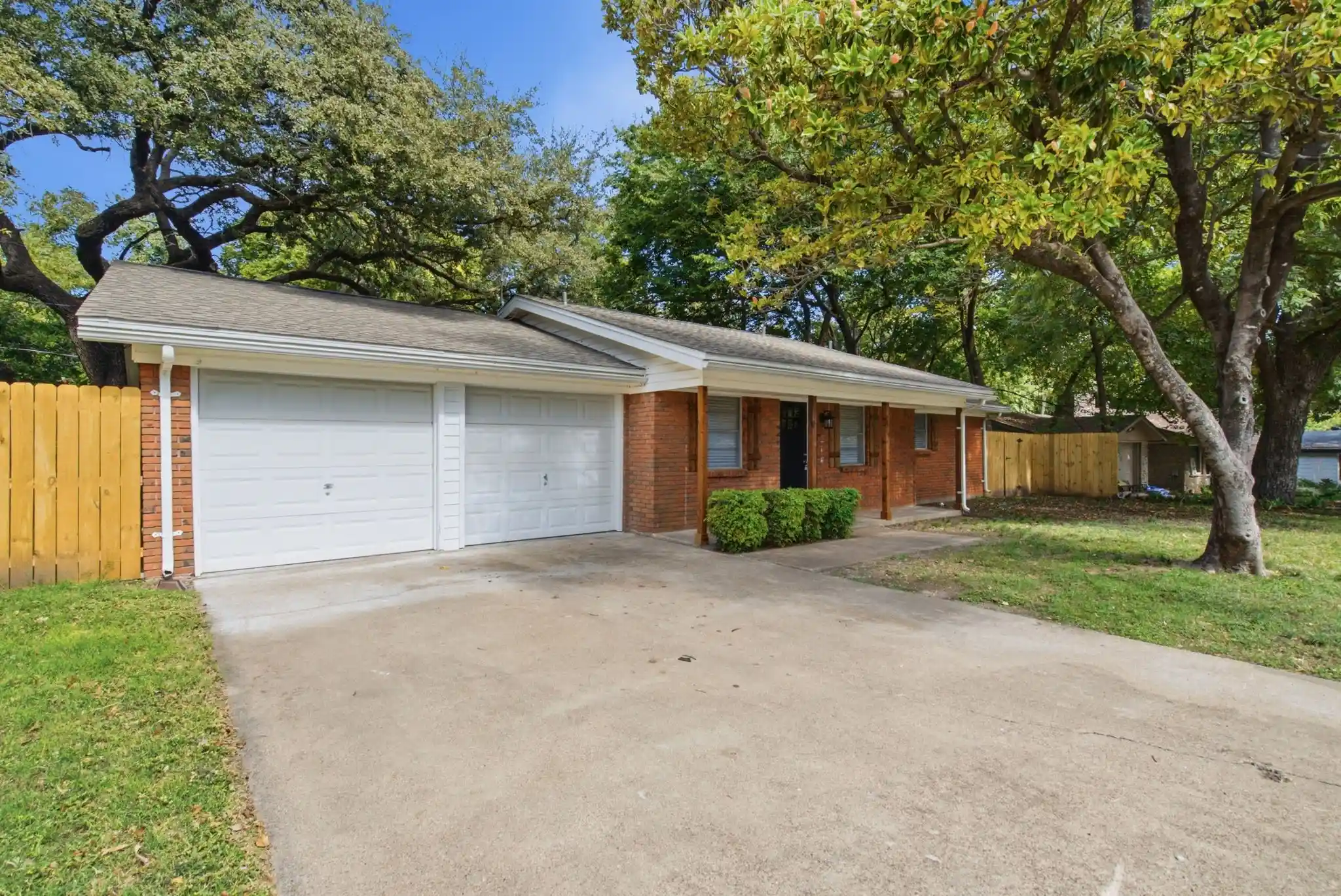 Single family home for sale at 208 Live Oak Ln, Weatherford, TX 76086 | MLS# 21423534