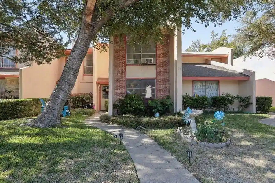Townhouse for sale at 531 Arborview Dr, Garland, TX 75043 | MLS# 21423654