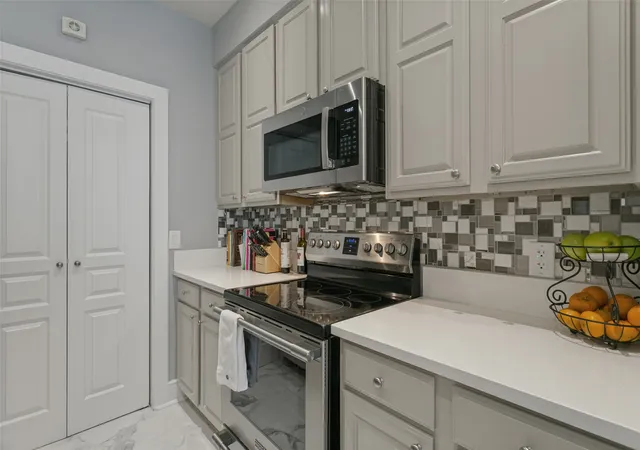 Listing Photo 1 - Condo for sale in building located at 3320 Camp Bowie Blvd, Fort Worth, TX 76107 - Unit #1205