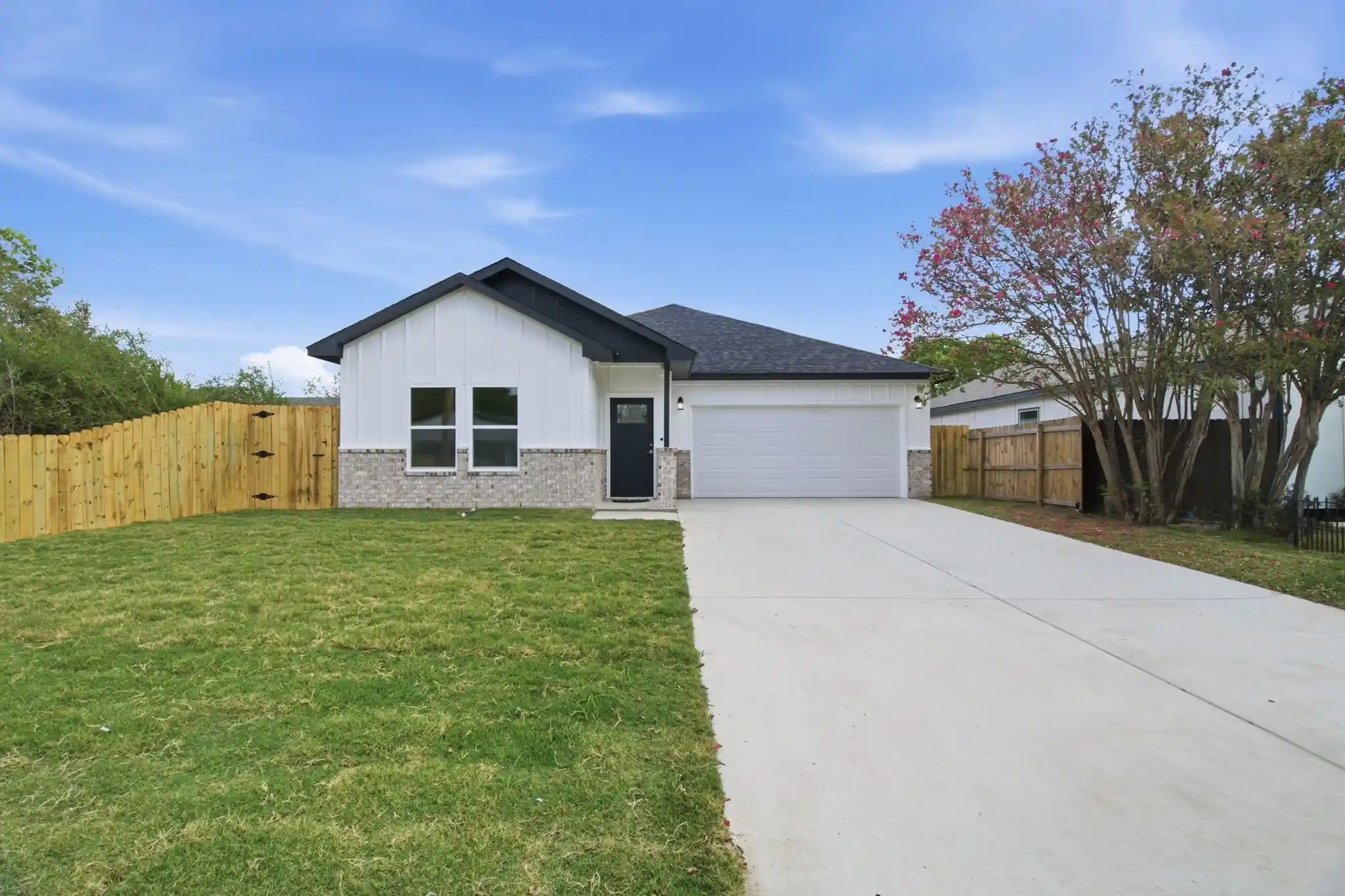 Photo 1 of Single family home for sale at 2113 Andrew Ave, Fort Worth, TX 76105 | MLS# 21423925 | Listing updated on 2026-10-29