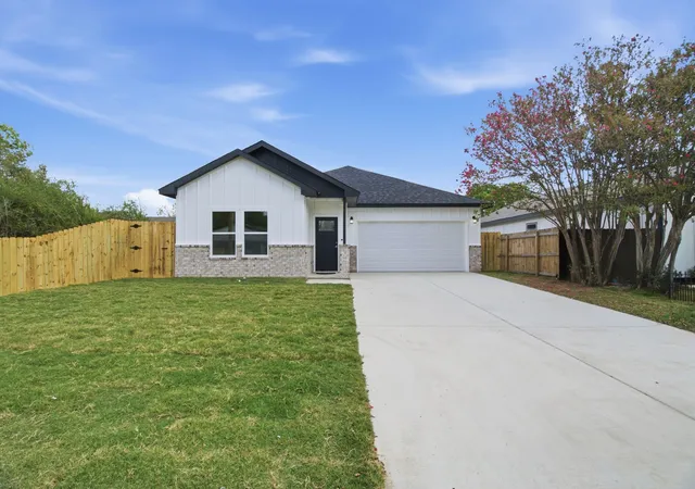 Single family home for sale at 2113 Andrew Ave, Fort Worth, TX 76105 | MLS# 21423925