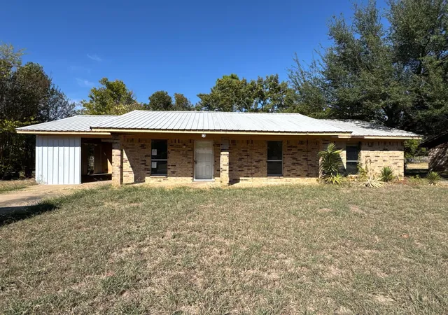 Single family home for sale at 511 W 6th Street, Clarksville, TX 75426 | MLS# 21423987
