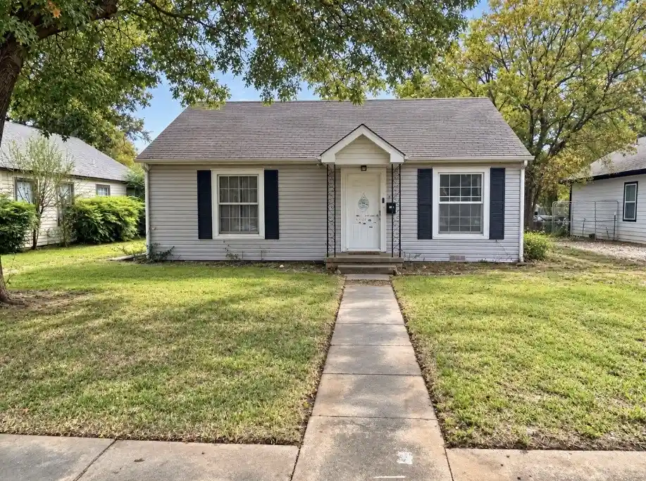 Single family home for sale at 1324 E Garnett St, Gainesville, TX 76240 | MLS# 21424030