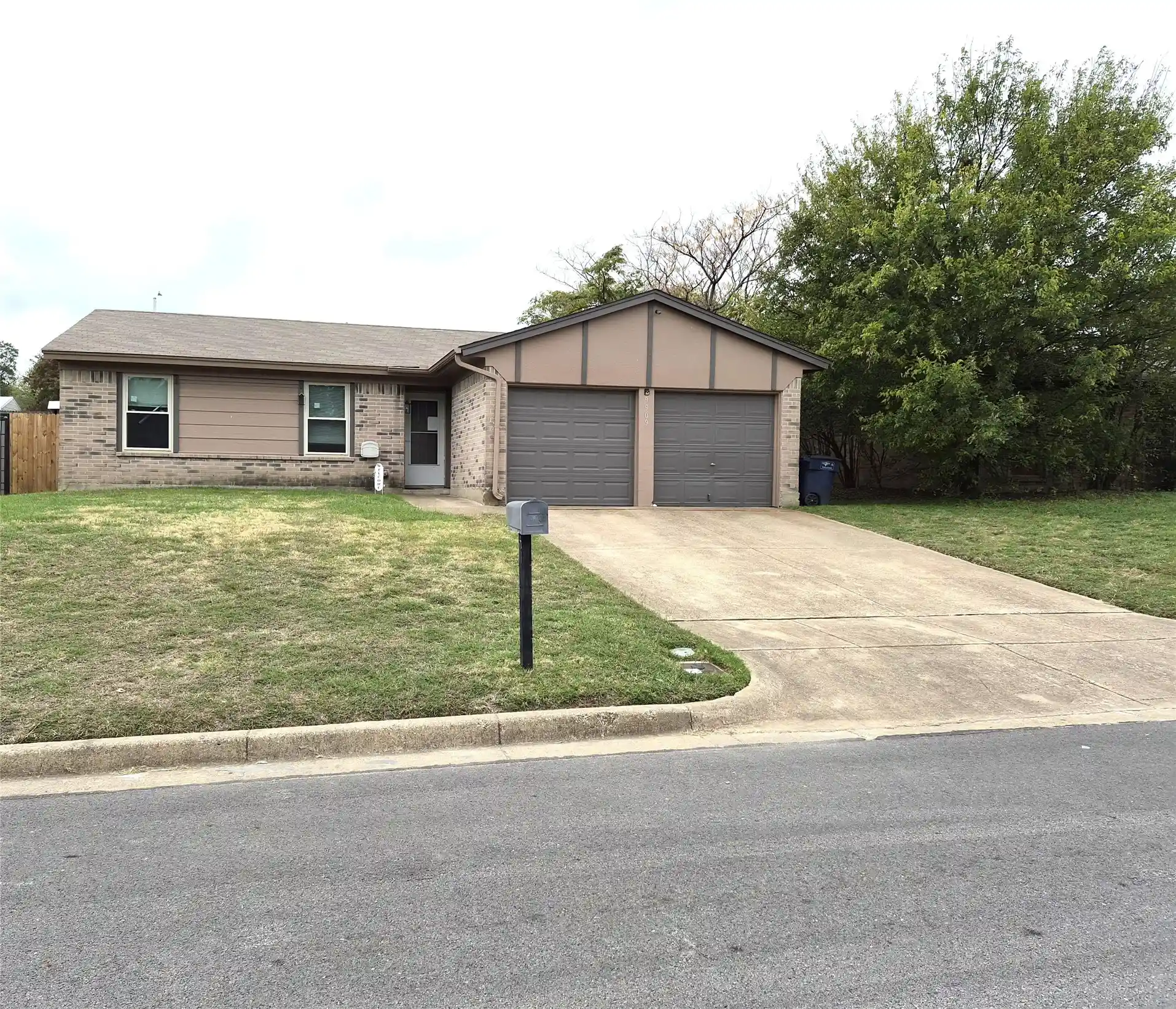 Photo 1 of Single family home for sale at 9909 Alemeda Ct, Fort Worth, TX 76108 | MLS# 21423898 | Listing updated on 2026-10-30