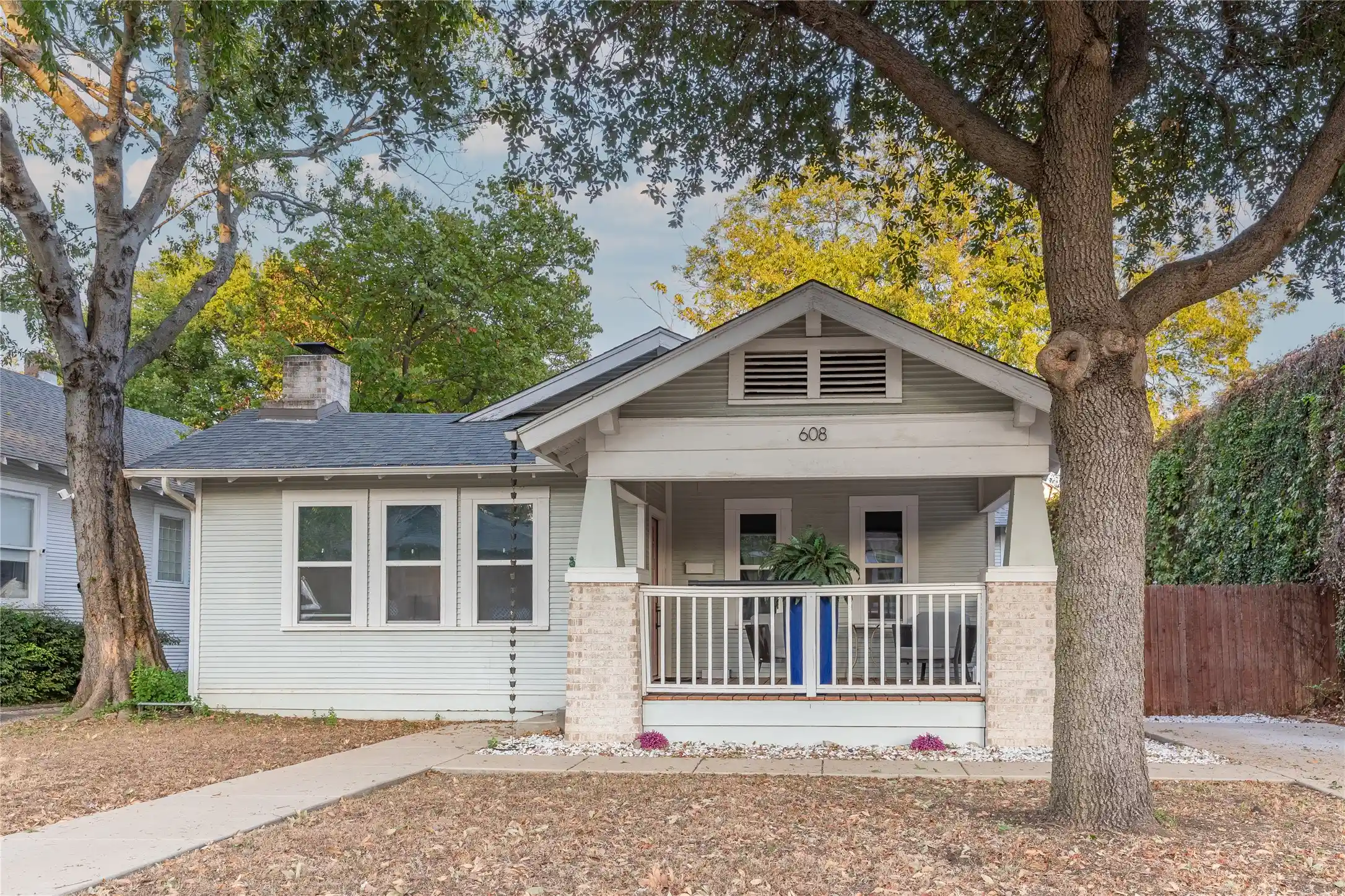 Photo 1 of Single family home for sale at 608 N Edgefield Ave, Dallas, TX 75208 | MLS# 21423212 | Listing updated on 2026-10-30
