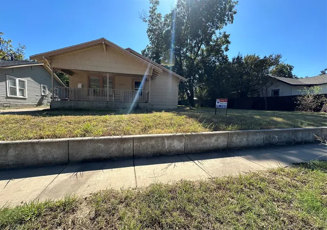 Photo 1 of Single family home for sale at 829 W Beddell St, Fort Worth, TX 76115 | MLS# 21424130 | Listing updated on 2026-10-30