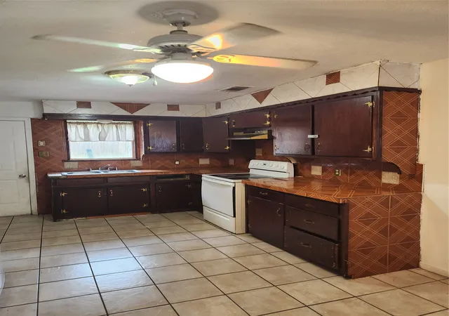 Photo 3 of Single family home for sale at 1116 Terrace Ave, Fort Worth, TX 76164 | MLS# 21424081 | Listing updated on 2026-10-30