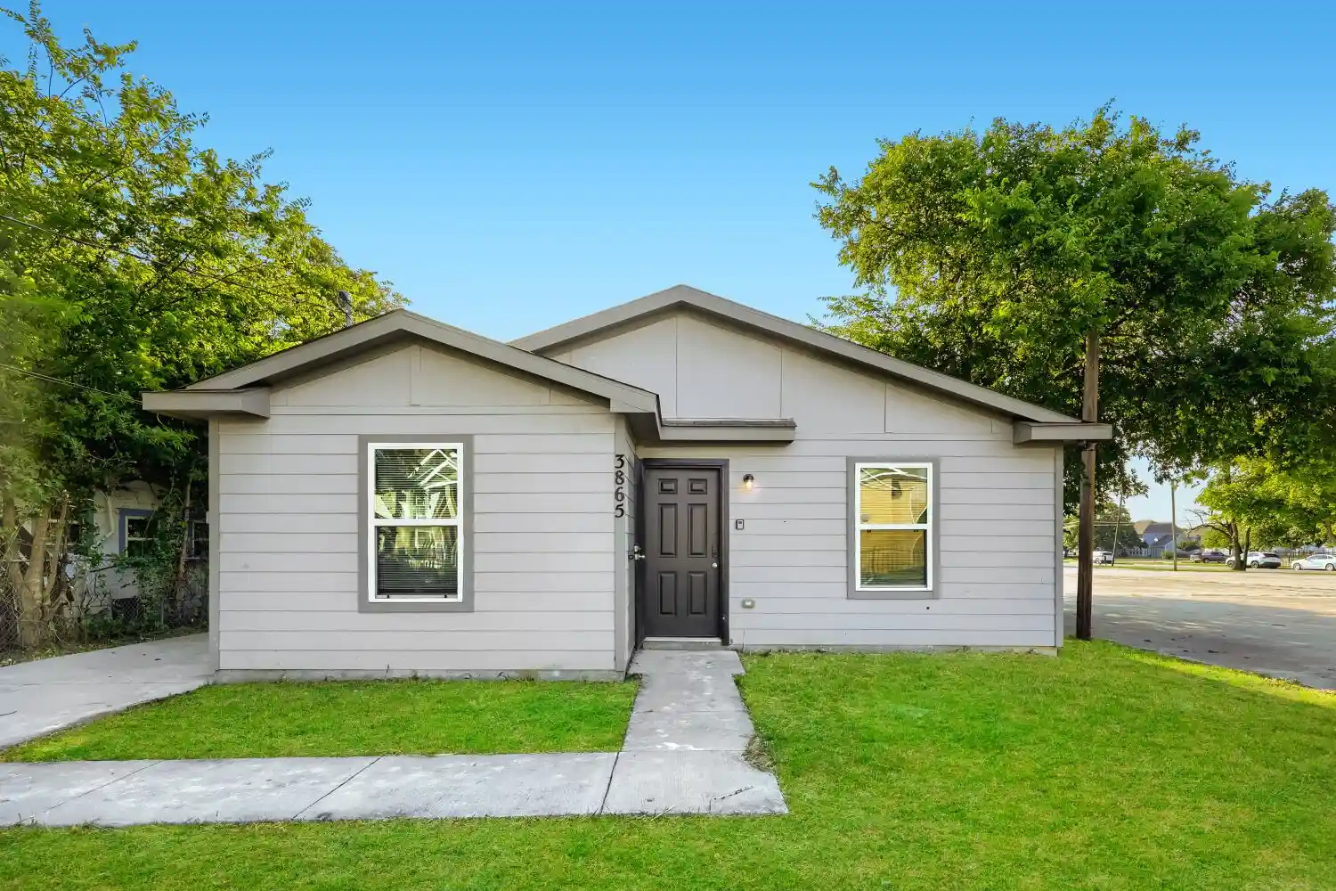 Photo 1 of Single family home for sale at 3865 Stalcup Rd, Fort Worth, TX 76119 | MLS# 21424289 | Listing updated on 2026-10-30